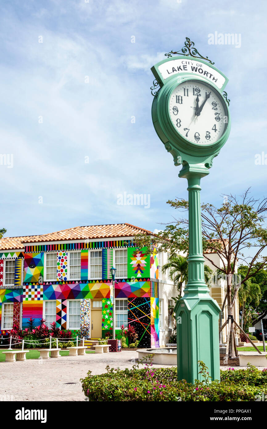 Florida, Lake Worth, Lake Avenue, First Schoolhouse, Rathaus-Anbau, farbenfrohes historisches Gebäude, riesige Uhr, FL180212169 Stockfoto