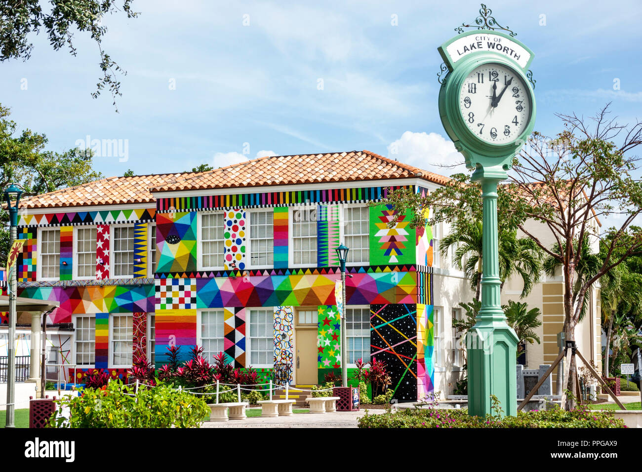 Florida, Lake Worth, Lake Avenue, First Schoolhouse, Rathaus-Anbau, farbenfrohes historisches Gebäude, riesige Uhr, FL180212170 Stockfoto