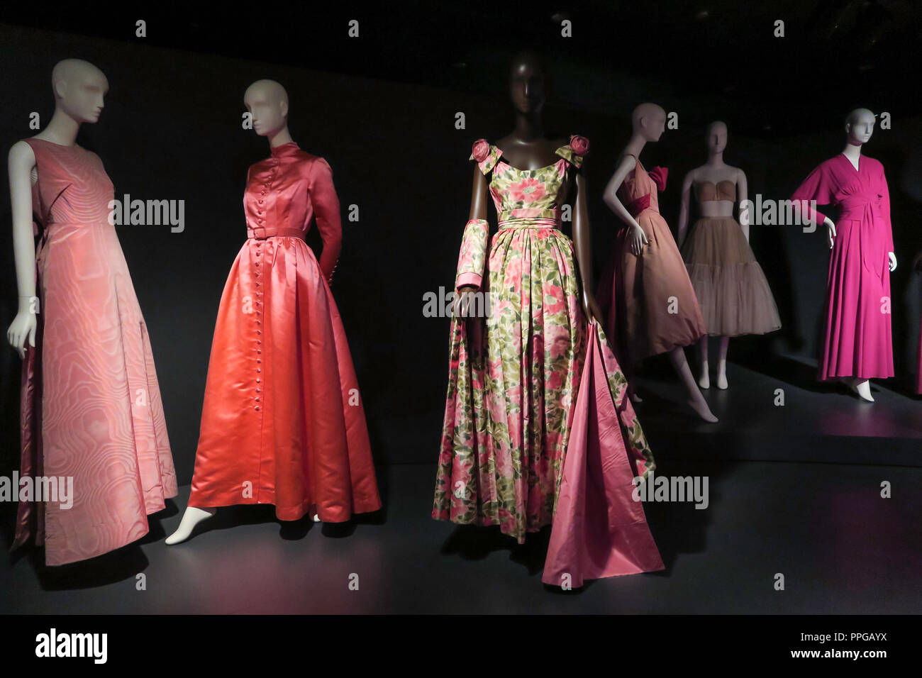 Pink: Die Geschichte des Punk, hübsche, kräftige Farbe" Ausstellung in der Mode  Institut für Technologie, NEW YORK CITY, USA Stockfotografie - Alamy
