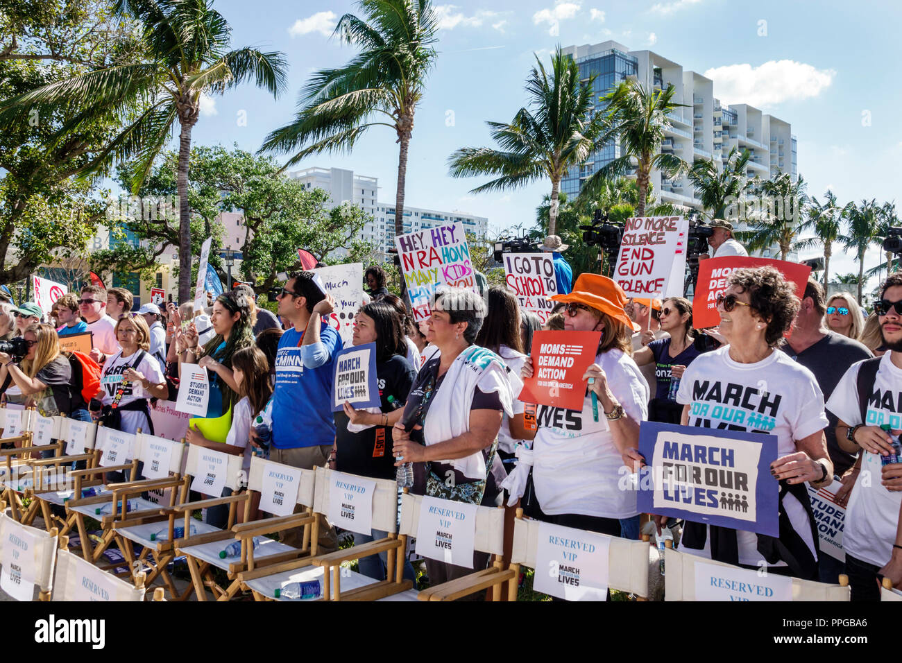 Miami Beach, Florida, Collins Park, Marsch um unser Leben, öffentliche High-School-Schießereien Gewehrgewalt Protest, Studenten Schilder Plakate, Frau weibliche wom Stockfoto