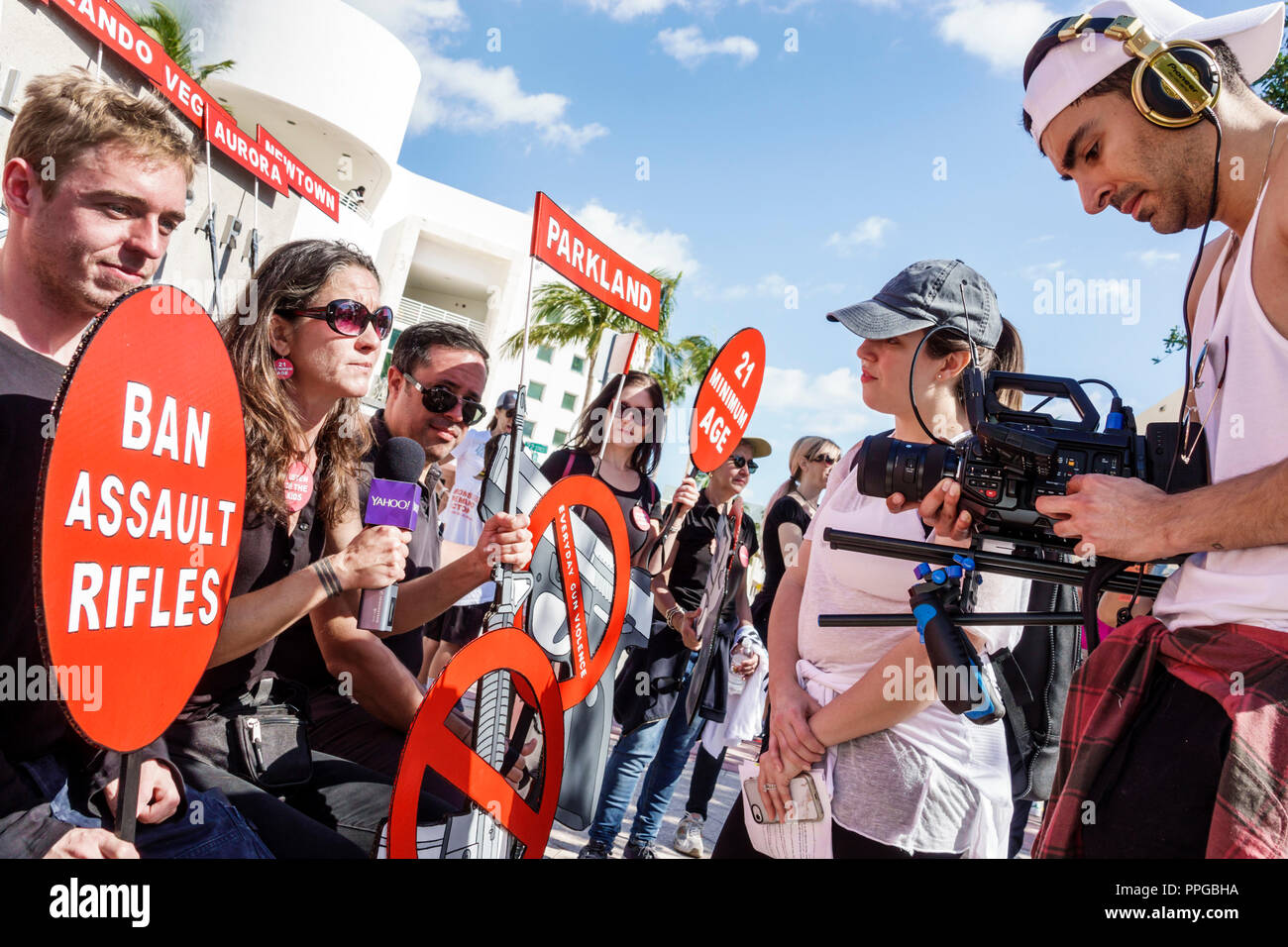 Miami Beach, Florida, Collins Park, Marsch um unser Leben, öffentliche High School Schießereien Gewehrgewalt Protest, Studenten halten Plakate, Medien, Ya Stockfoto