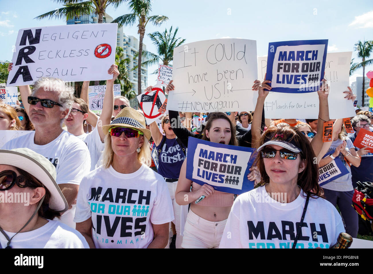 Miami Beach Florida, Collins Park, Marsch um unser Leben, öffentliche High School Schießereien Waffe Gewalt Protest, Studenten Bildung Schüler, halten Stockfoto