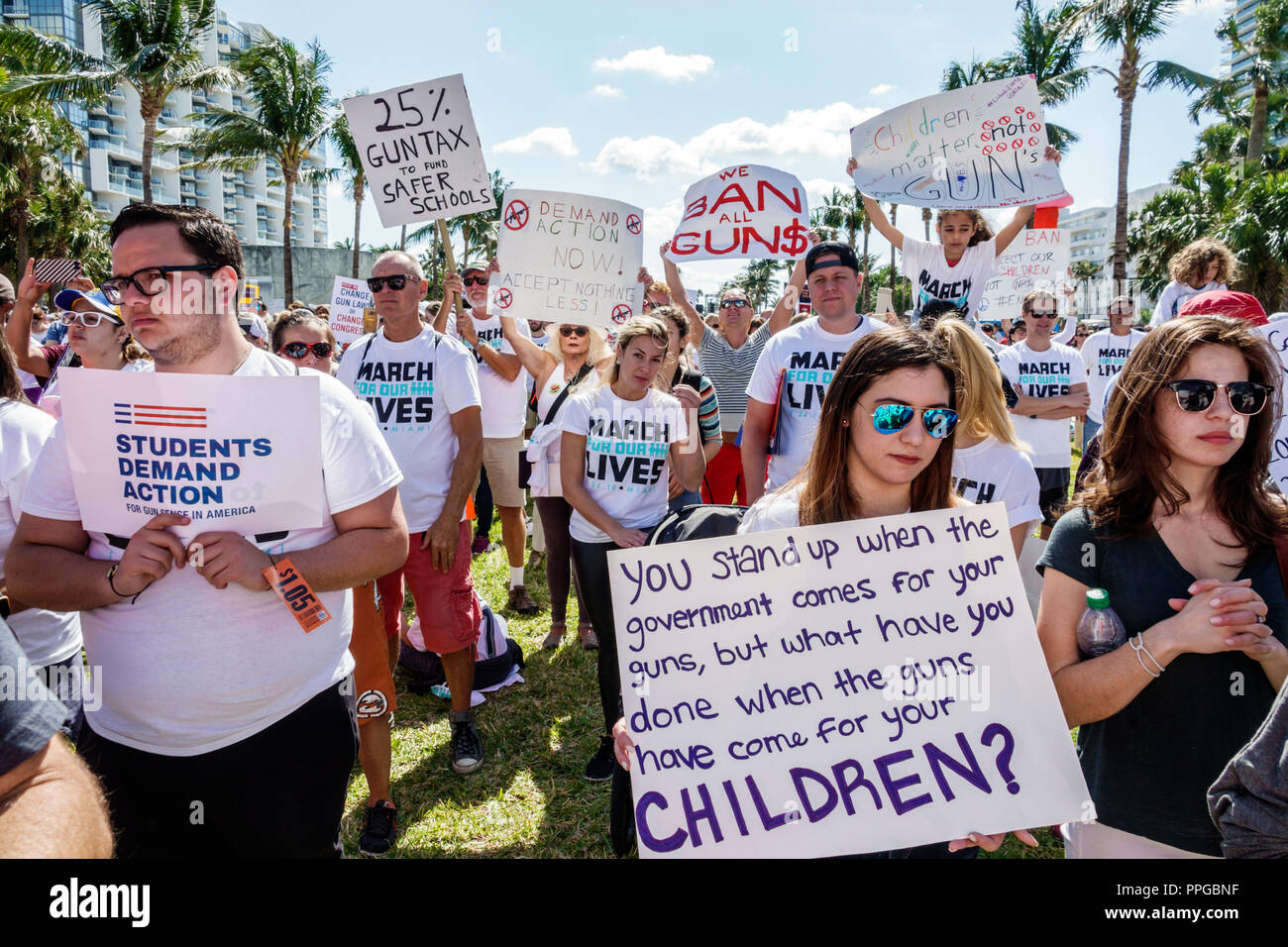 Miami Beach, Florida, Collins Park, Marsch um unser Leben, öffentliche High-School-Schießereien Gewehrgewalt Protest, Studenten halten Plakate, Männer Stockfoto