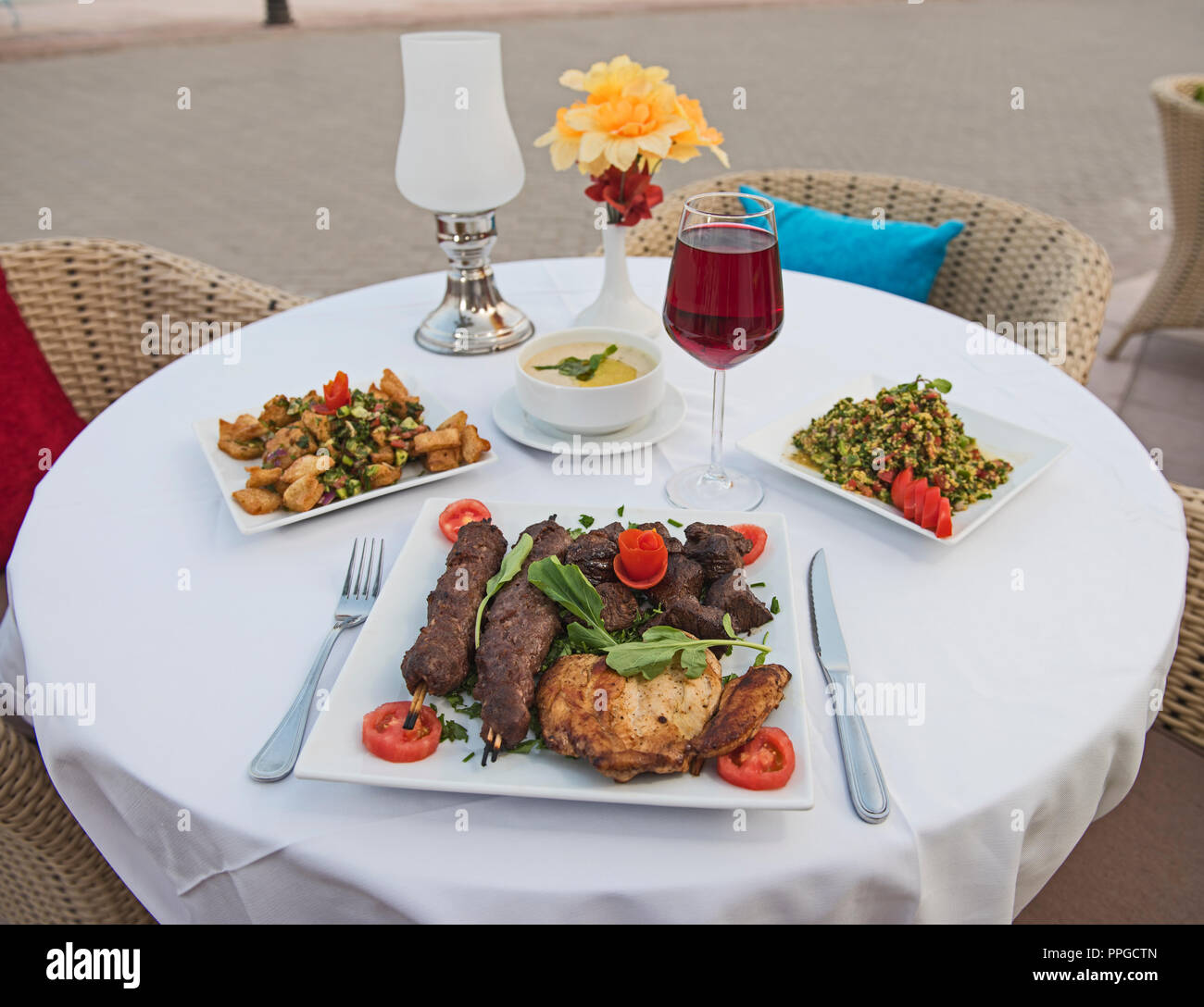 Luxus Mixed Grill Fleisch Mahlzeit im freien Tisch im Oriental Restaurant Stockfoto