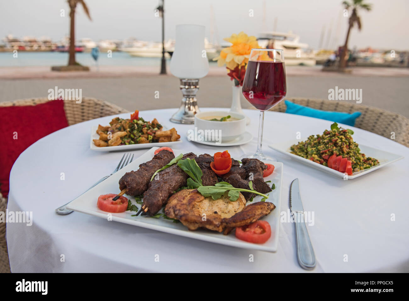 Luxus Mixed Grill Fleisch Mahlzeit im freien Tisch im Oriental Restaurant Stockfoto