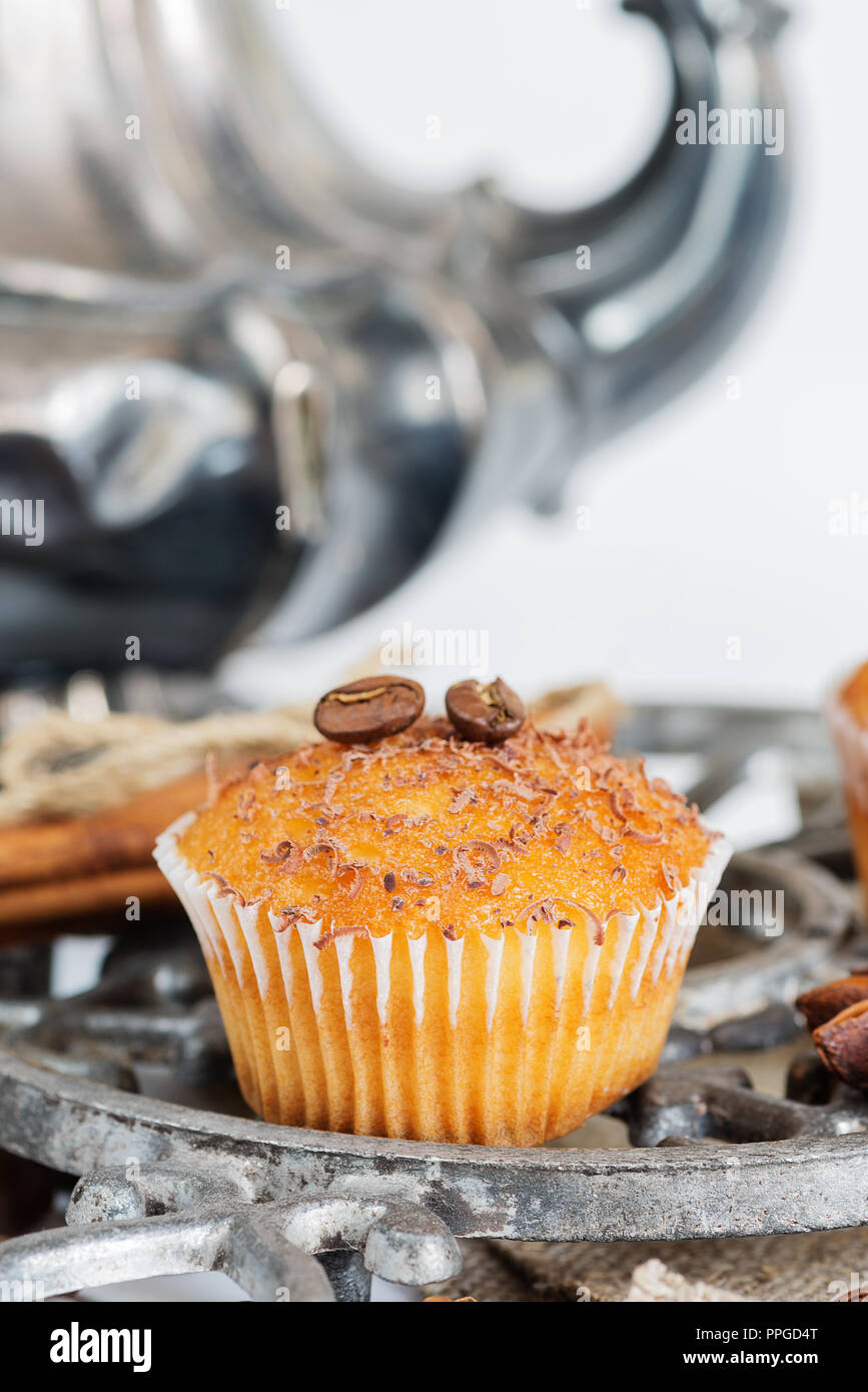 Cupcakes mit Schokolade Spänen von Kaffeebohnen umgeben Stockfoto