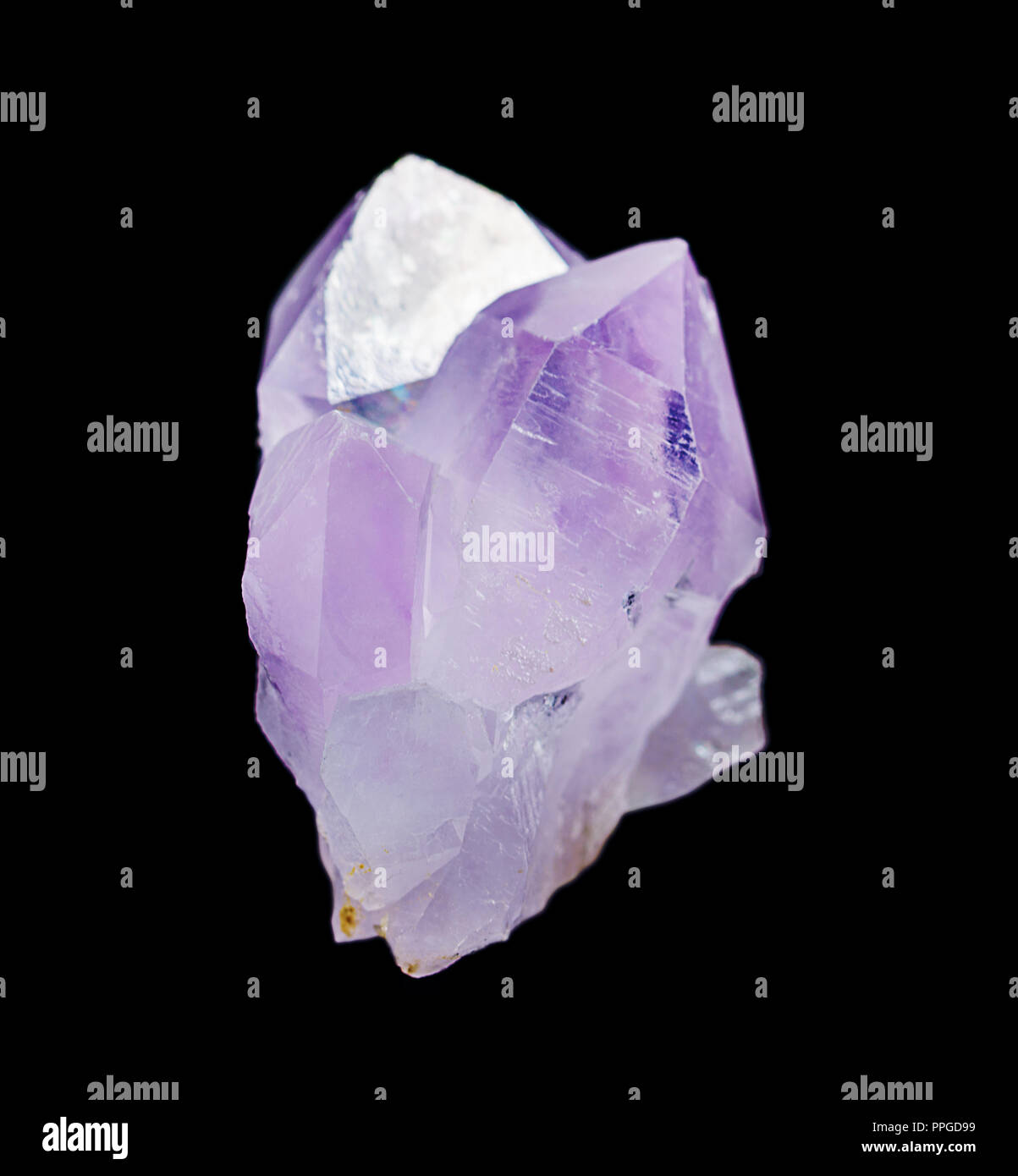 Mehrere Kristalle violett transparent Amethyst auf schwarzem Hintergrund Stockfoto