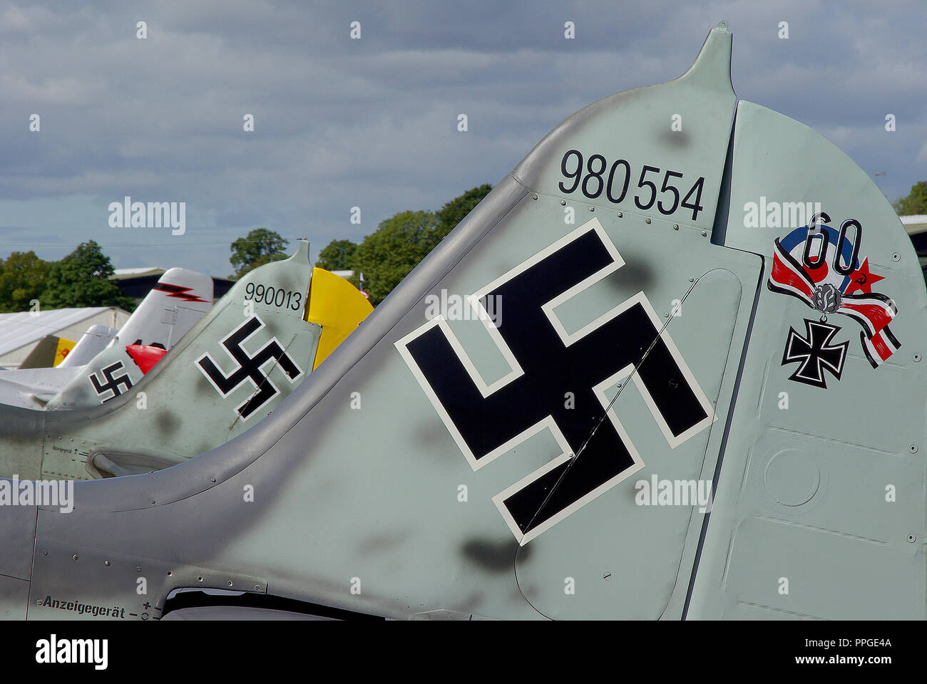 Swastika. Hakenkreuze auf die Schwänze der Zweite Weltkrieg deutsche Luftwaffe Flugzeuge bei einer Airshow. Focke Wulf FW 190 und die Messerschmitt 109 Flugzeuge Stockfoto