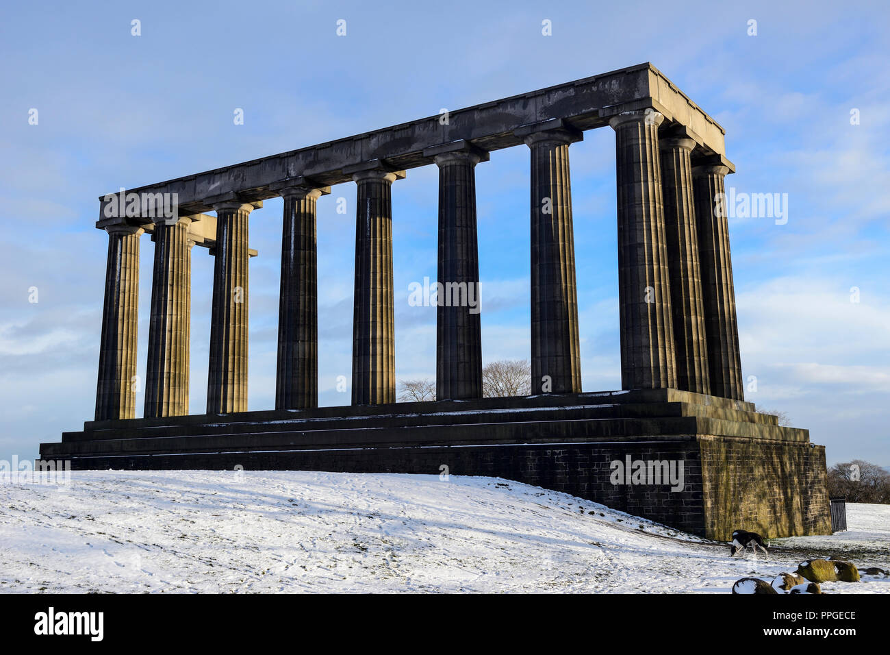 National Monument von Schottland auf dem Calton Hill im Schnee, Edinburgh, Schottland Stockfoto