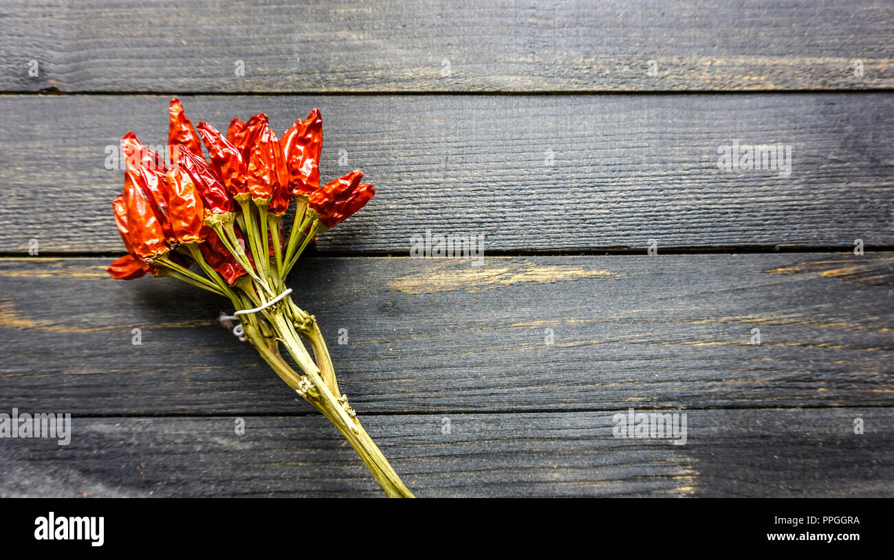 Flach der rote getrocknete Chilischoten auf rustikalen Holztisch, Platz für Kopie Stockfoto