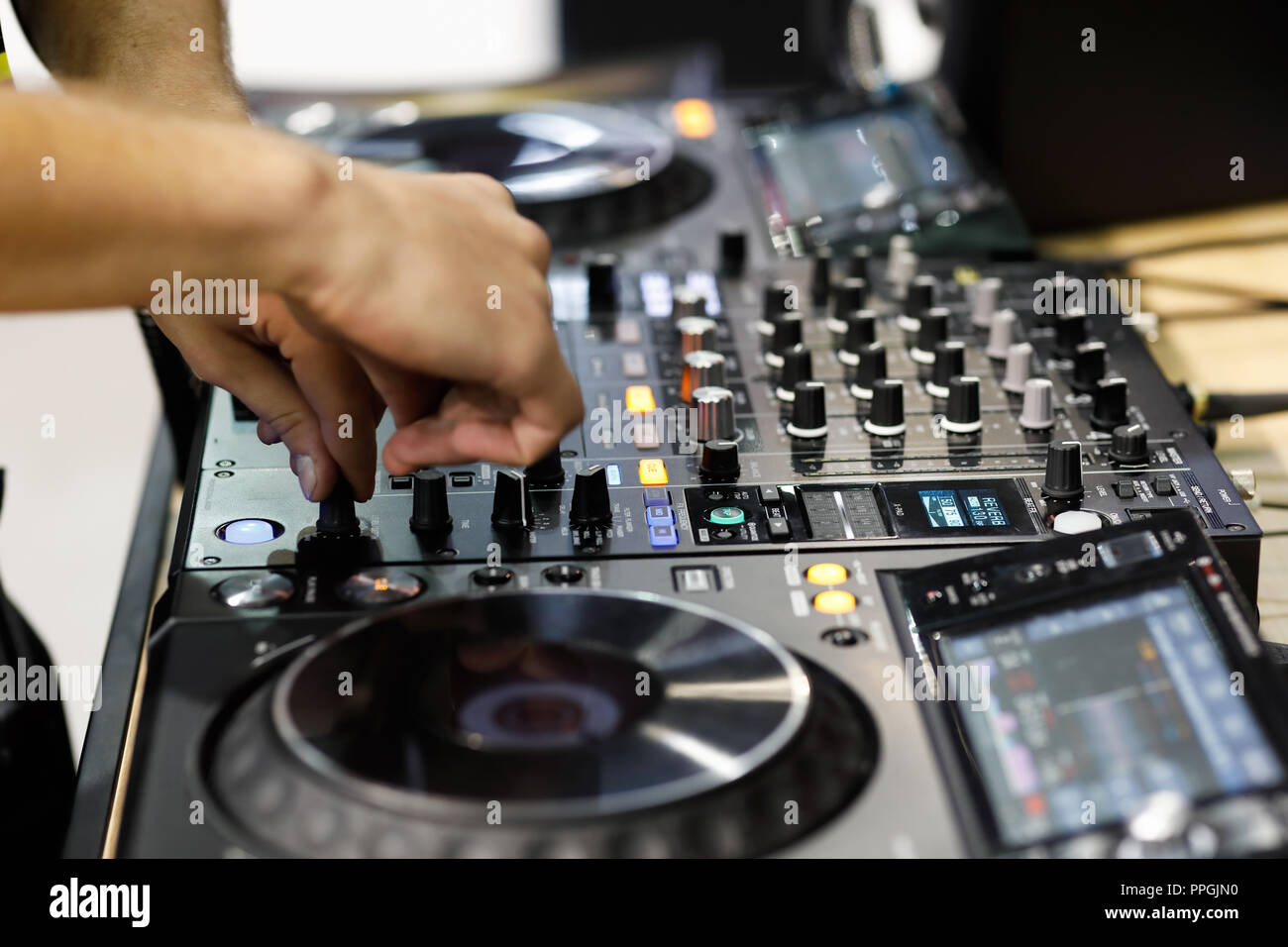 DJ-Mixing Titel auf professionelle DJ-Controller. Stockfoto