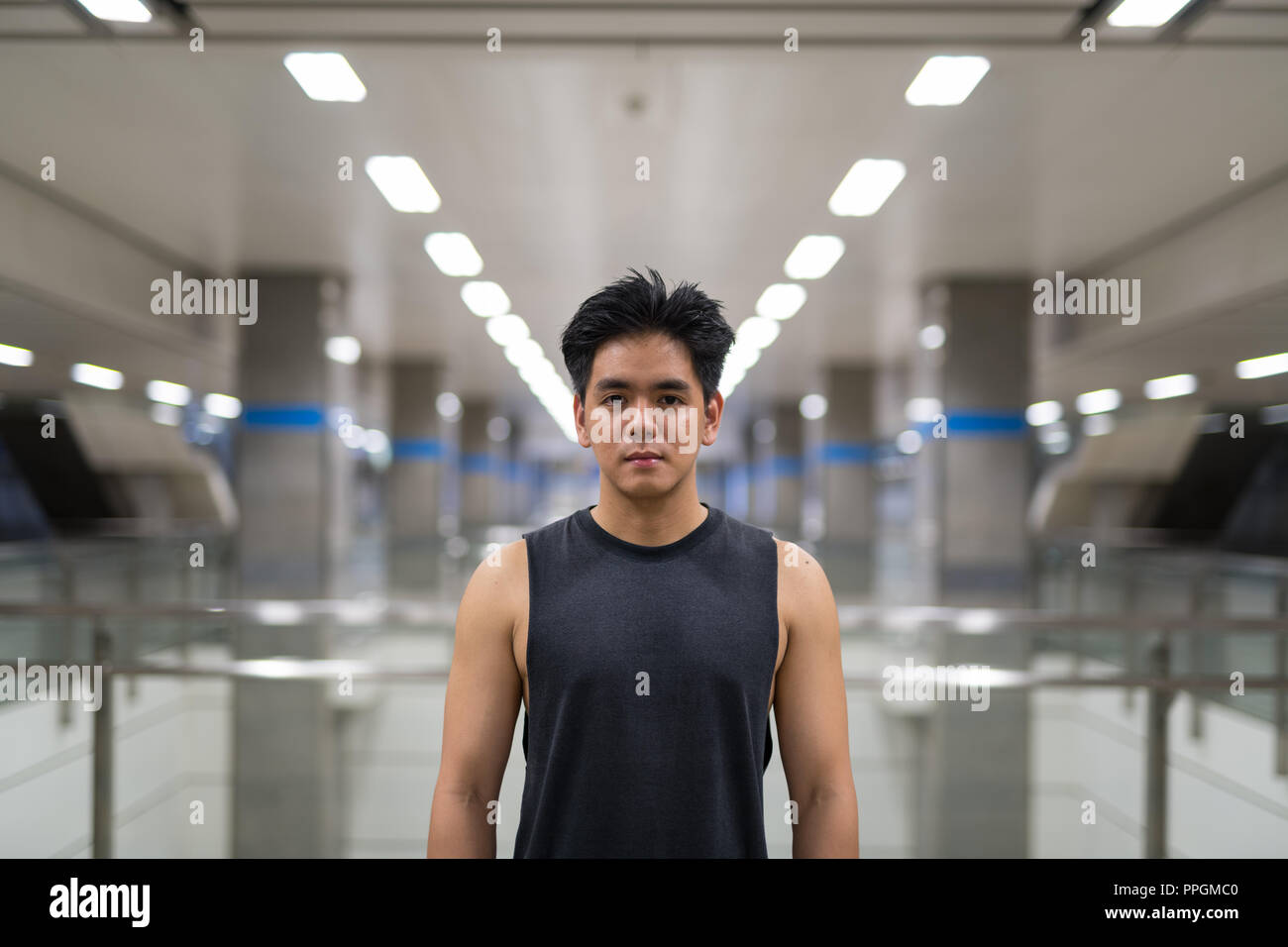 Die Jungen gut aussehenden asiatischer Mann an der U-Bahn Station Stockfoto