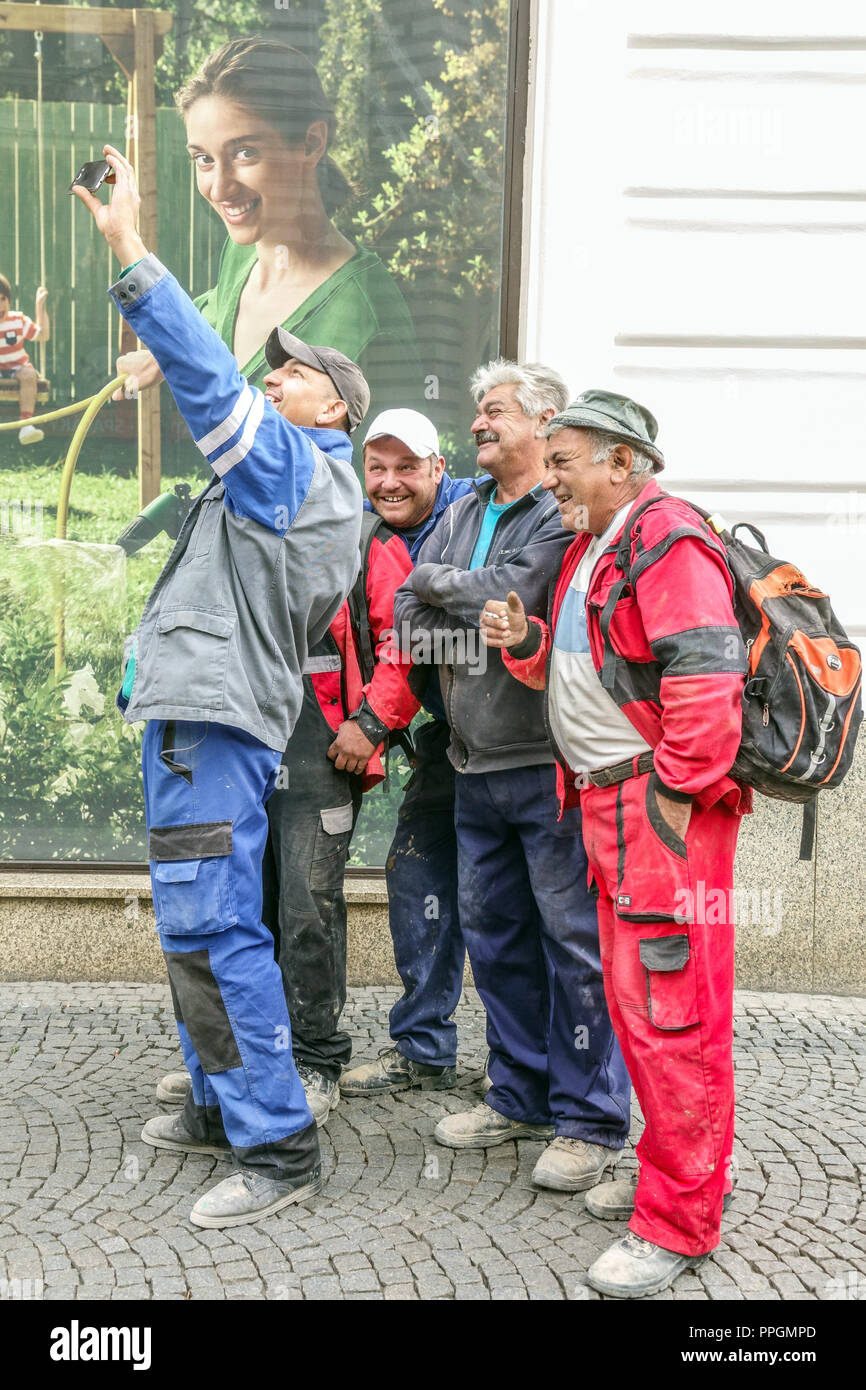 Zigeuner gehen aus der Arbeit und machen Selfies, Prager Holesovice, Tschechische Republik Romani Volk Prag Freunde Stockfoto