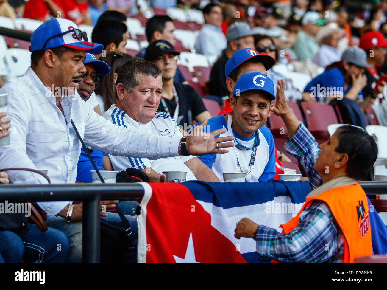 Afición de Puerto Rico, durante el Partido de Beisbol de la Serie del Caribe entre Kuba vs Puerto Rico en El Nuevo Estadio de los Tomateros en Culiaca Stockfoto
