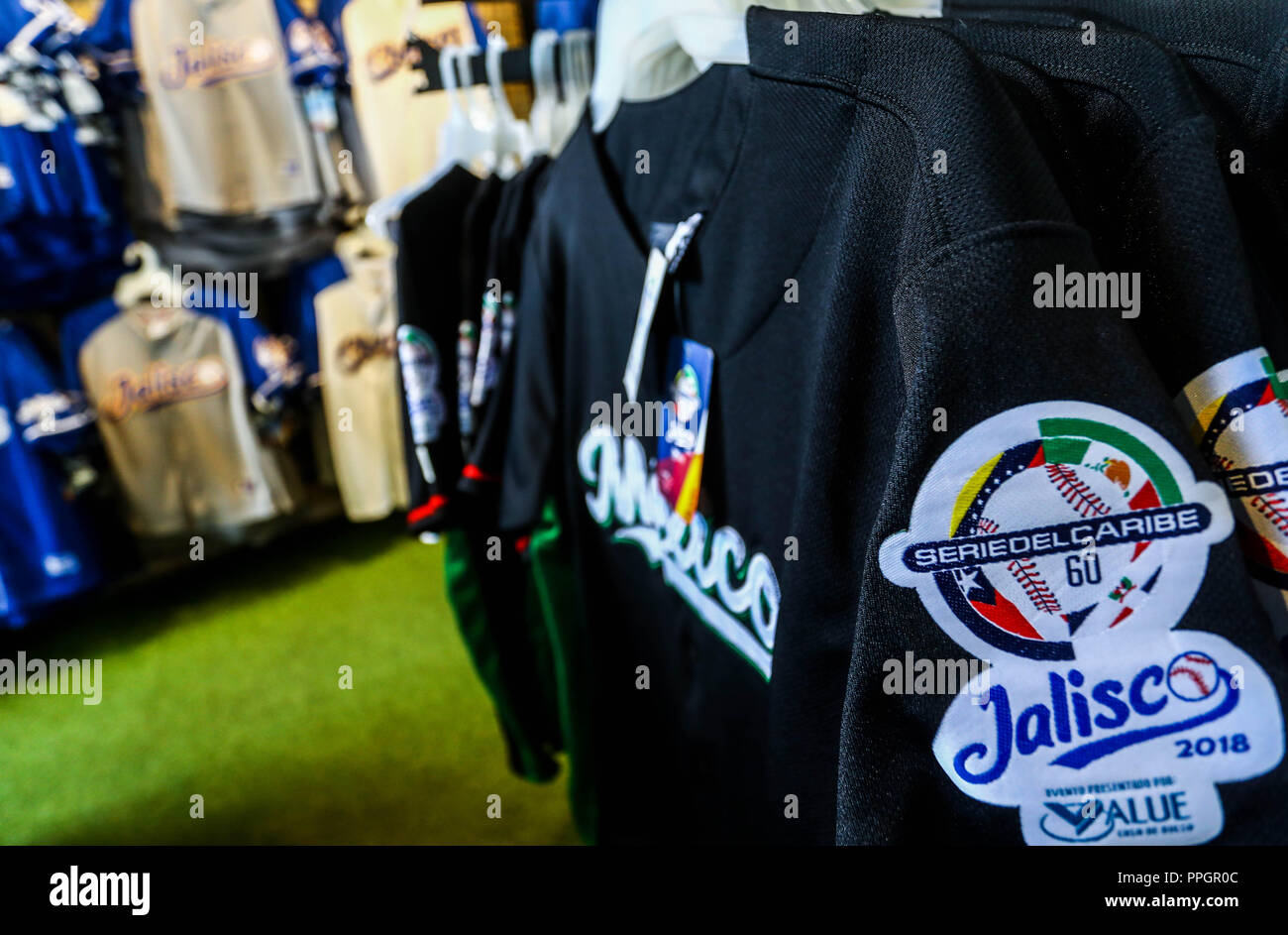 Souvenirs, Jersey, Kappen. Shop Panamerikanischen Stadion oder Charros Stadion in Jalisco. Caribbean Serie 2018. Kuba, Dominikanische Republik, Venezuela ein Stockfoto