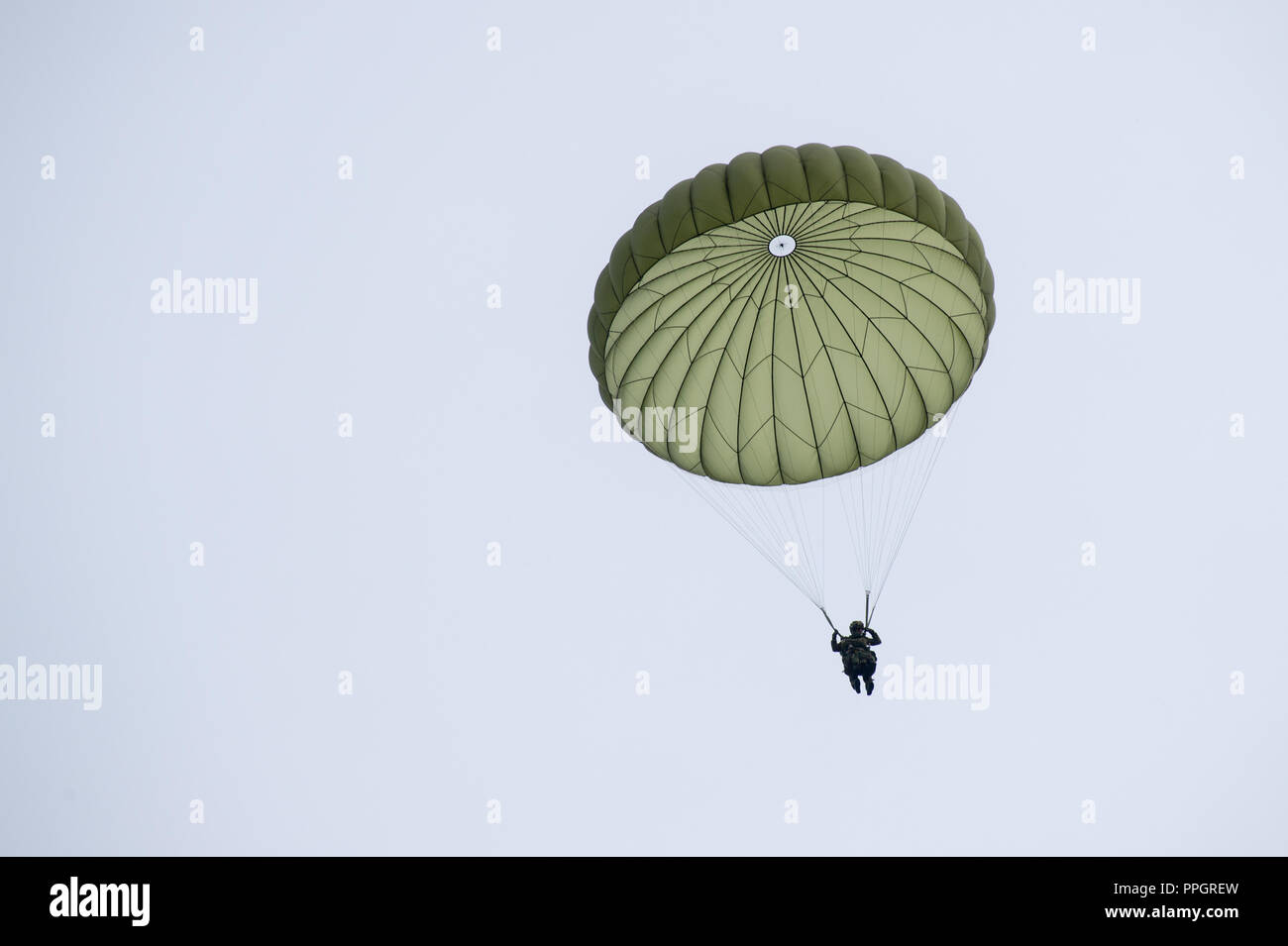 10. September 2018, Sachsen-Anhalt, Borstel: fallschirmjäger der raschen Kräfte Division (DSK) schwebt in den Himmel während einer Übung in der Nähe eines Flughafens erfasst werden. Der Sprung der Soldaten fand während der evakuationsübung "Schneller Adler 2018". Mit diesem Manöver, die Bundeswehr Übungen die Evakuierung deutscher Staatsbürger aus dem Ausland bei einer gefährlichen Situation. Foto: Klaus-Dietmar Gabbert/dpa-Zentralbild/ZB Stockfoto