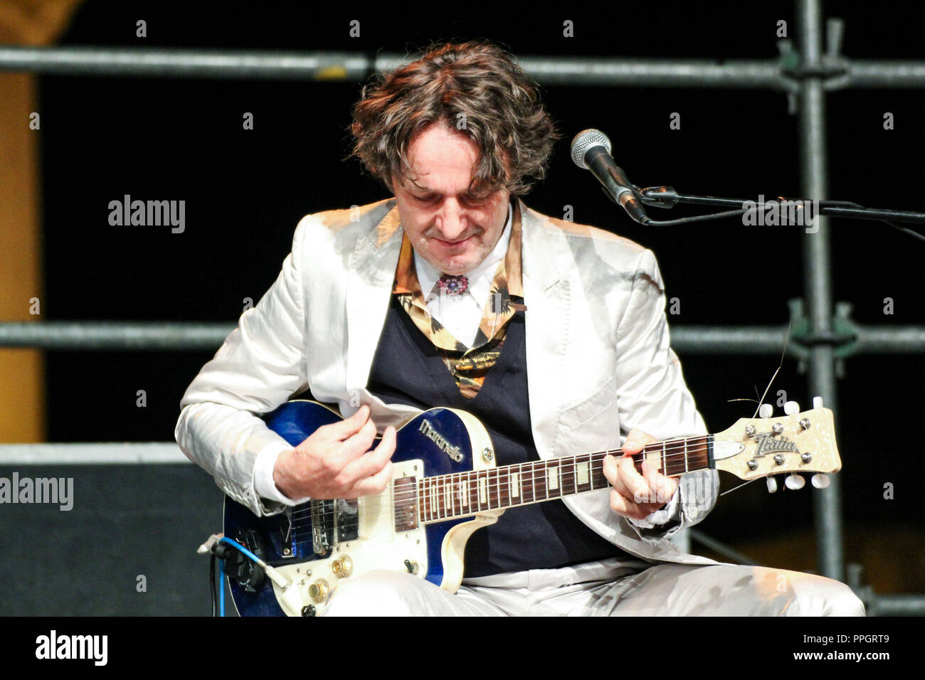 Potenza, Matera, Italien. 30. Juni, 2013. Goran Bregovic gesehen Spielen einer Gitarre bei einem seiner Konzerte in Matera. Goran Bregovic in Konzert in Matera in der eindrucksvollen Kulisse der Tramontano Castle, erlaubte er sich ein Besuch in den Steinen von Matera, selbst ohne Gegentor zu selfies und Autogramme mit den Fans. Credit: Cosimo Martemucci/SOPA Images/ZUMA Draht/Alamy leben Nachrichten Stockfoto