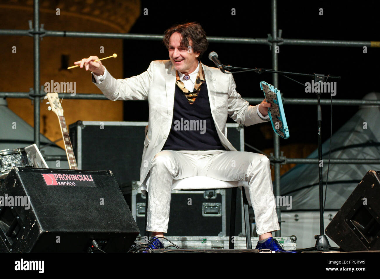 Potenza, Matera, Italien. 30. Juni, 2013. Goran Bregovic gesehen spielen eine hand Xylophon bei einem seiner Konzerte in Matera. Goran Bregovic in Konzert in Matera in der eindrucksvollen Kulisse der Tramontano Castle, erlaubte er sich ein Besuch in den Steinen von Matera, selbst ohne Gegentor zu selfies und Autogramme mit den Fans. Credit: Cosimo Martemucci/SOPA Images/ZUMA Draht/Alamy leben Nachrichten Stockfoto