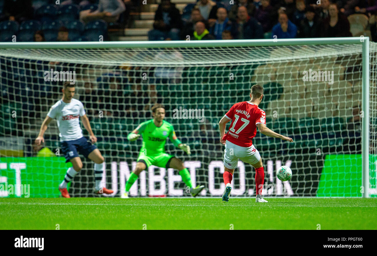 Deepdale, Preston, UK. 25 Sep, 2018. Carabao Fußball, dritte Runde, Preston North End gegen Middlesbrough; Eine frühe Schuss von von Paddy McNair von Middlesbrough Credit: Aktion plus Sport/Alamy leben Nachrichten Stockfoto