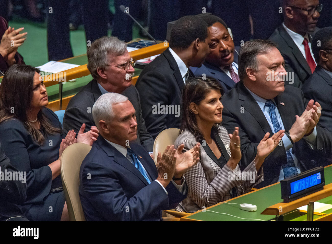 New York, USA, 25. September 2018. L-R: Pressesprecher des Weißen Hauses, Sarah Huckabee Sanders, US-Vizepräsident Mike Pence, National Security Advisor UN-Botschafter John Bolton, Nikki Haley, und Staatssekretär Mike Pompeo applaudieren die Ankunft von US-Präsident Donald Trump auf der 73. Generalversammlung der Vereinten Nationen. Foto von Enrique Shore Credit: Enrique Ufer/Alamy leben Nachrichten Stockfoto