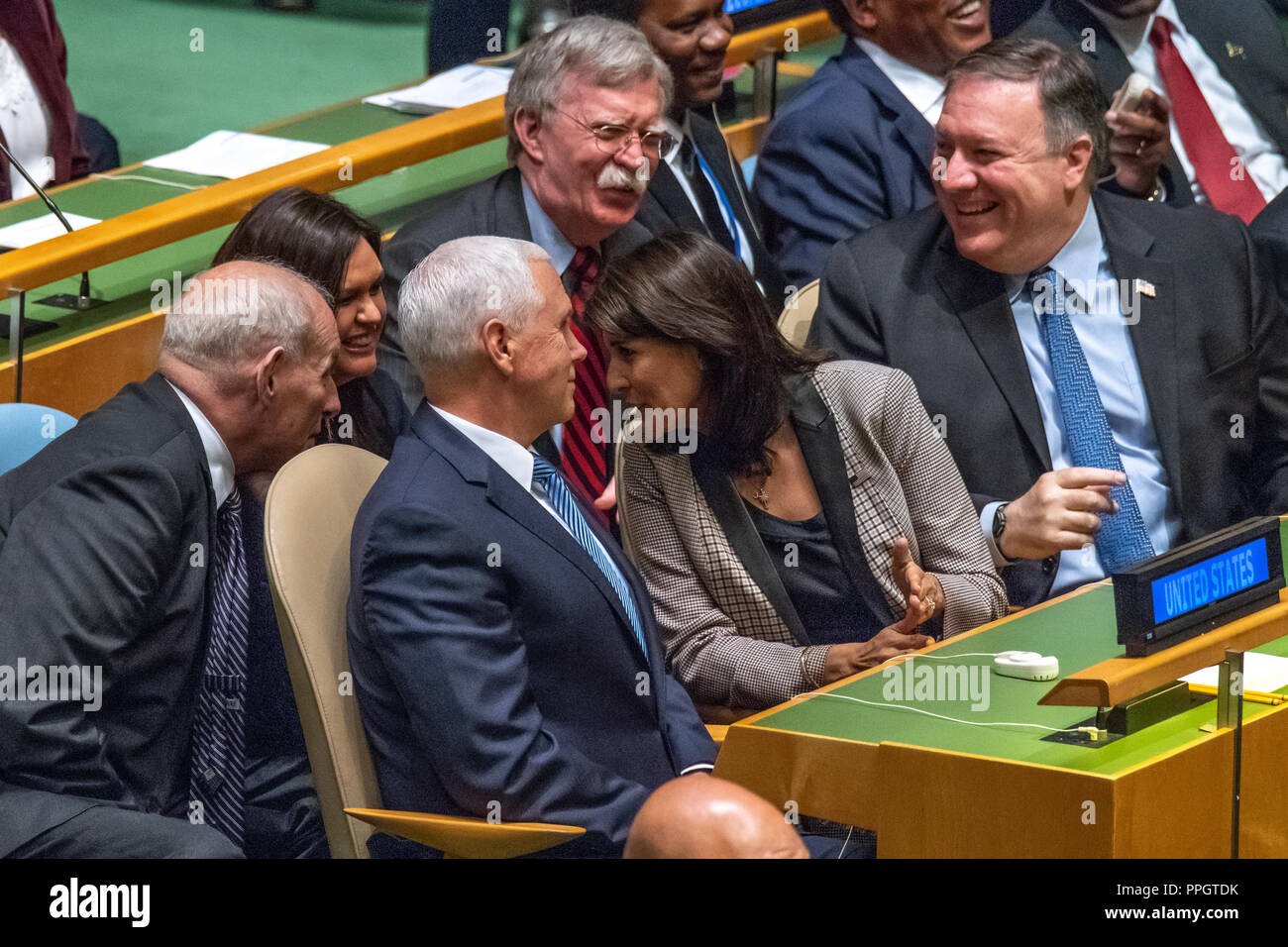 New York, USA, 25. September 2018. L-R: Stabschef im Weißen Haus John Kelly, Pressesekretär Sarah Huckabee Sanders, US-Vizepräsident Mike Pence, UN-Botschafter Nikki Haley, National Security Advisor John Bolton und Staatssekretär Mike Pompeo teilen einen hellen Moment bei der Generalversammlung der Vereinten Nationen, wie sie die Rede von Präsident Donald Trump erwarten. Foto von Enrique Shore Credit: Enrique Ufer/Alamy leben Nachrichten Stockfoto