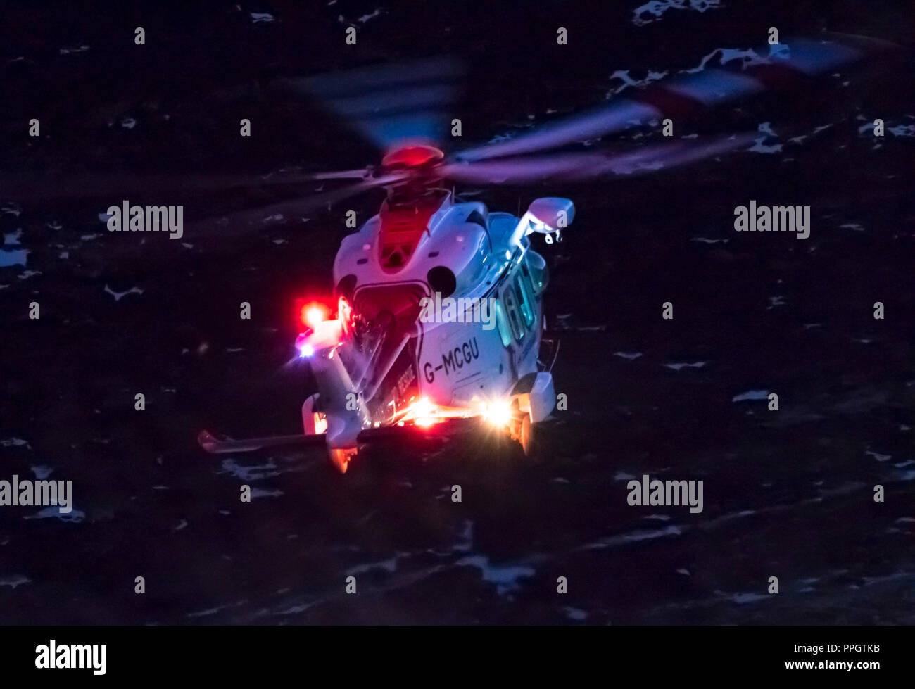 Beachy Head, East Sussex, UK. 25. September 2018. Dienstag Abend. Die Küstenwache und Küstenwache Hubschrauber an einem Vorfall am Fuß der Klippen zwischen Kuh Lücke und Eastbourne. Kuh Lücke ist einer der wenigen zugänglichen Wege zum Strand unterhalb der Fläche an diesem Punkt entlang dieser steilen Kreidefelsen. Ein Unfall wurde durch den Helikopter zu Brighton, 20 Meilen westlich von wo Sie der Pflege der Rettungsdienst übergeben wurden übertragen. Credit: Newspics UK Süd/Alamy leben Nachrichten Stockfoto