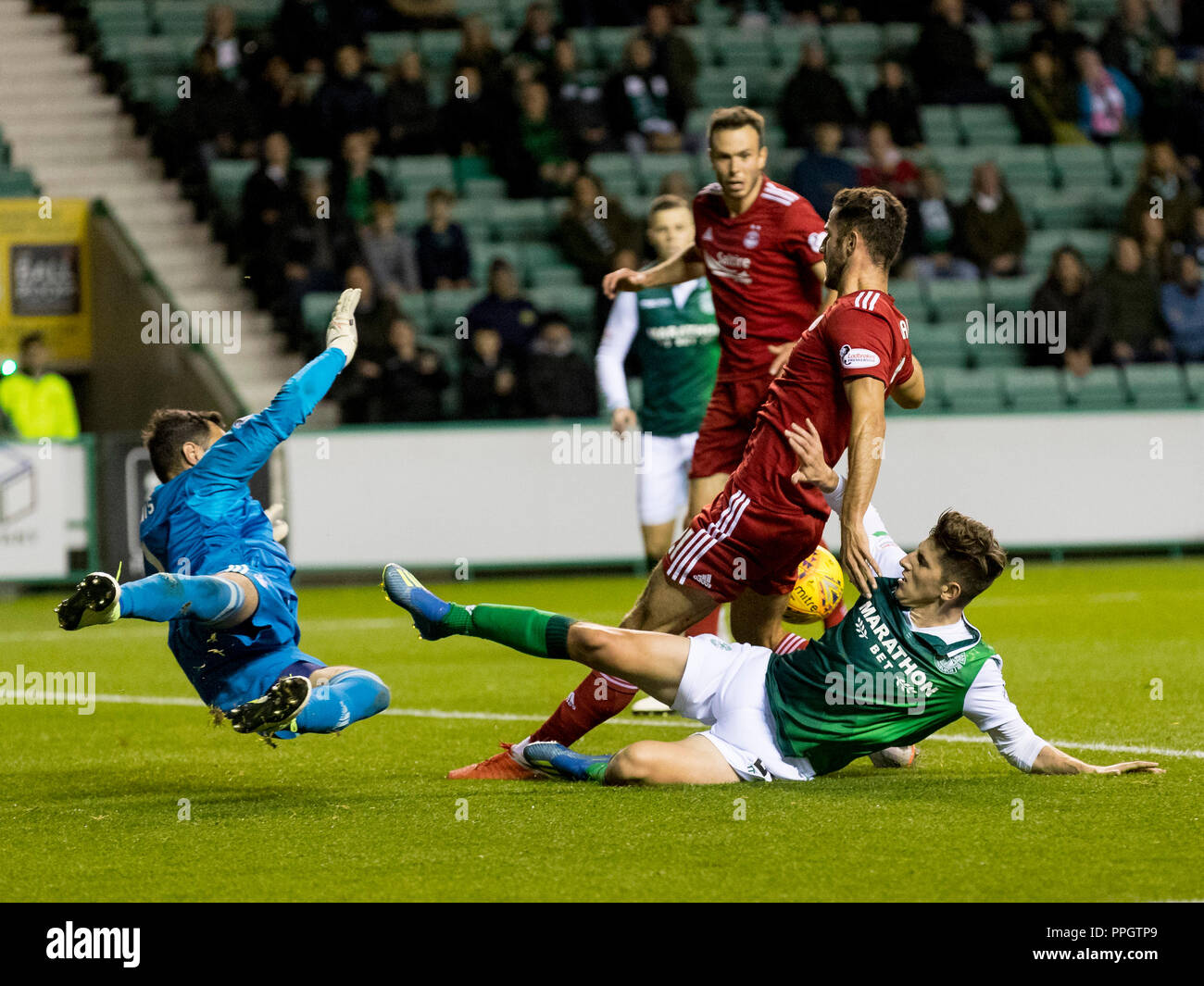 Ostern Road, Edinburgh, Großbritannien. 25 Sep, 2018. Scottish League Cup Fußball, Viertelfinale, Hibernian gegen Aberdeen; Emerson Hyndman von Hibernian kommt in der Nähe der Öffnung des Scoring, sondern sieht seine shot Credit: Aktion plus Sport/Alamy Leben Nachrichten gespeichert Stockfoto