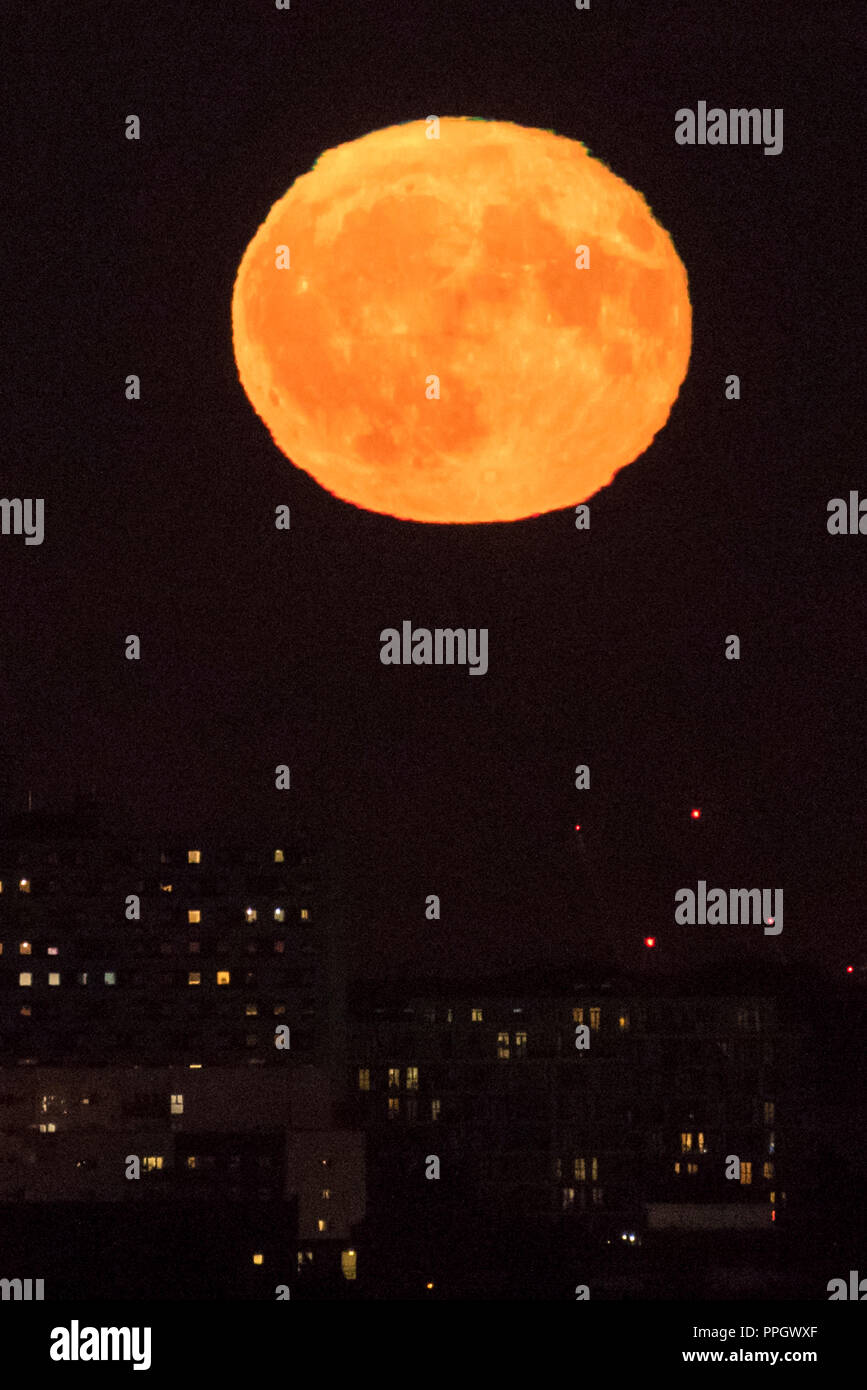 London, Großbritannien. 25. September 2018. Der Mond erhebt sich über der Hauptstadt am Tag nach der Harvest Moon, der nächste Vollmond die Herbst-tagundnachtgleiche, wie Felder in der Nähe von Northala Northolt gesehen, West London. Credit: Stephen Chung/Alamy leben Nachrichten Stockfoto