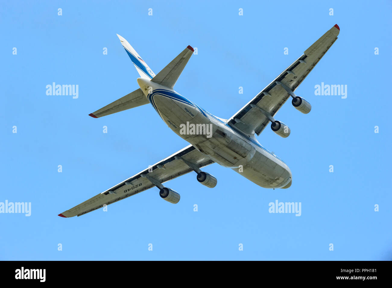 Flughafen Cairns, Australien. 26. September 2018. Einen ukrainischen Volga-Dnepr Antonov -124-100 wich Flughafen Cairns, Queensland, Australien, am 26. September um 12.00 Uhr. Es ist eine lange Reihe schwere Transportflugzeuge. Credit: Genevieve Vallée/Alamy leben Nachrichten Stockfoto