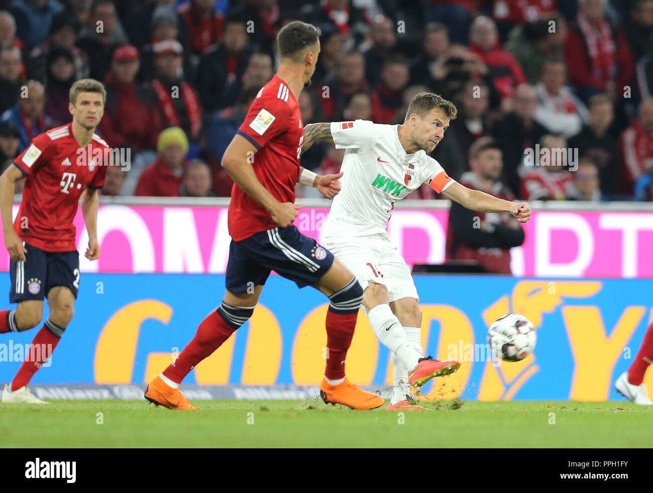 Firo: 25.09.2018 Fuvuball, Fussball: 1. Bundesliga FC Bayern München - FC Augsburg, Daniel Baier, Augsburg, Single Action, vollständige Abbildung, | Verwendung weltweit Stockfoto