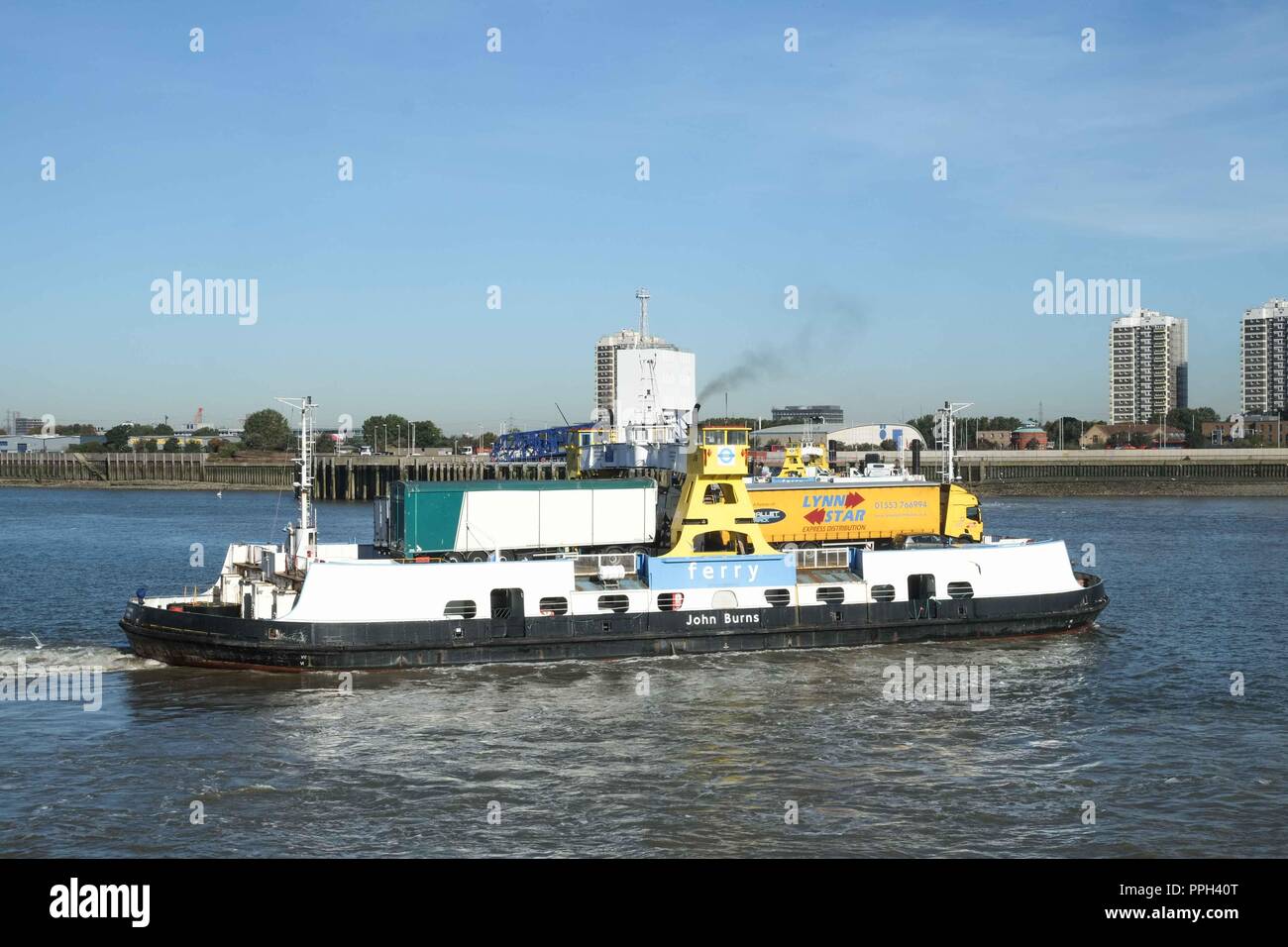 London, Großbritannien. 26. September 2018: TFL die Woolwich Ferry vom 6. Oktober 2018 bis Ende Dezember für pier Verbesserung arbeiten. Die woolwich Ferry trägt Hunderte Autos, Lkw, Radfahrer und Fußgänger über den Fluss jeden Tag. Credit: Claire Doherty/Alamy leben Nachrichten Stockfoto