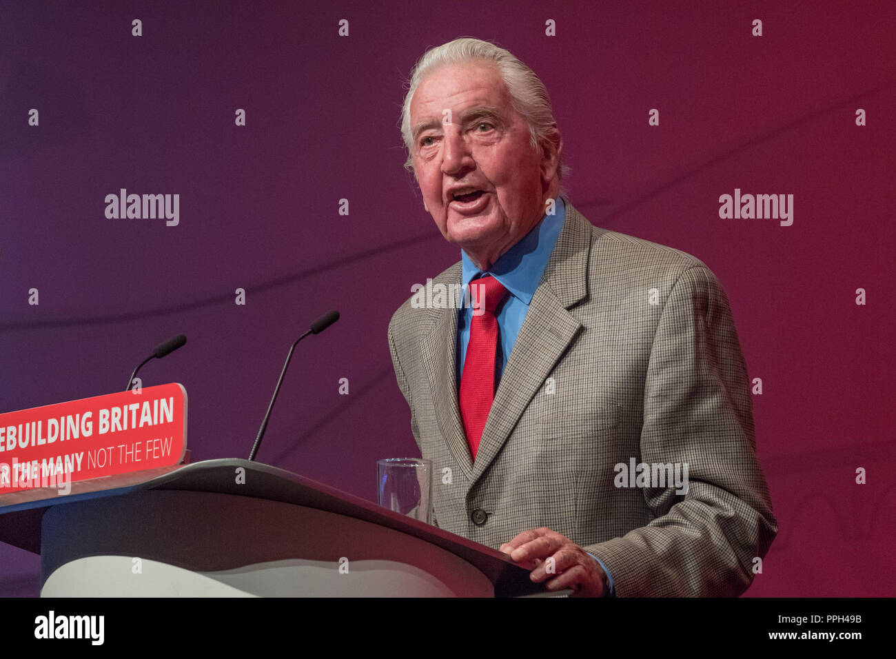 Die jährliche Konferenz der Labour Party 2018, Albert Docks, Liverpool, England, UK. 26. September, 2018. Dennis Skinner M.P. "Die Bestie von bolsover "sprechen von der Labour Party, jährliche Konferenz 2018. Alan Beastall/Alamy leben Nachrichten Stockfoto