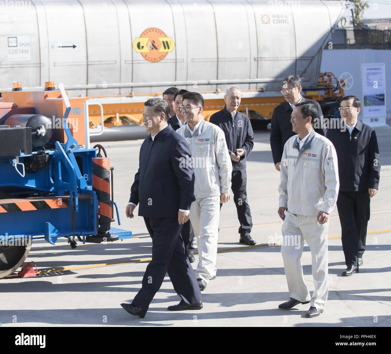 Qiqihar, Provinz Heilongjiang Chinas. 26 Sep, 2018. Der chinesische Präsident Xi Jinping, auch Generalsekretär der Kommunistischen Partei Chinas (KPCH) und Vorsitzender der Zentralen Militärkommission, besucht China Eisenbahnrollmaterial Corporation (CRRC) Qiqihar Co.in Qiqihar, im Nordosten der chinesischen Provinz Heilongjiang, Sept. 26, 2018. Xi inspiziert Qiqihar am Mittwoch. Credit: Wang Ye/Xinhua/Alamy leben Nachrichten Stockfoto