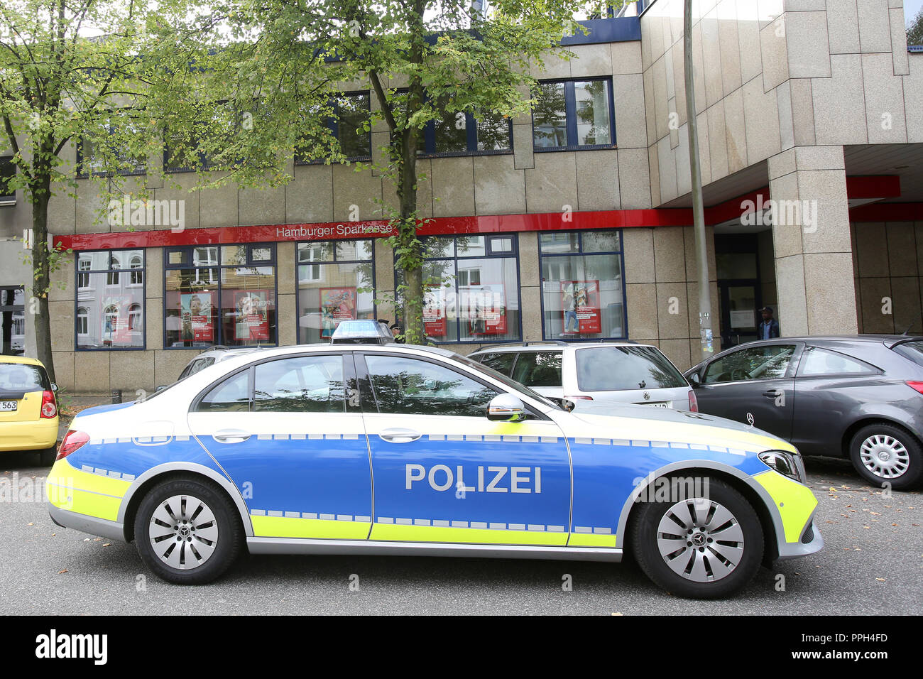 26 September 2018, Hamburg: ein Polizeiauto steht auf der Rückseite eine  Filiale der Hamburger Sparkasse in Altona nach einem Bankraub. Der Taeter  konnte fluechten, weitere Einzelheiten über den Raub wurden zunächst nicht