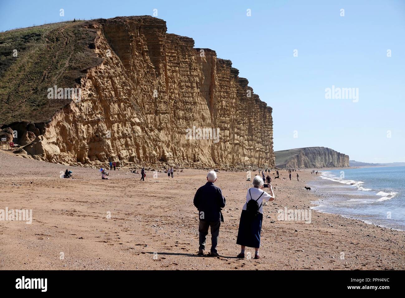 West Bay Beach, Dorset. 26. Sep 2018. UK Wetter: Menschen die Sonne am West Bay Beach genießen, Dorset, UK Credit: Finnbarr Webster/Alamy leben Nachrichten Stockfoto