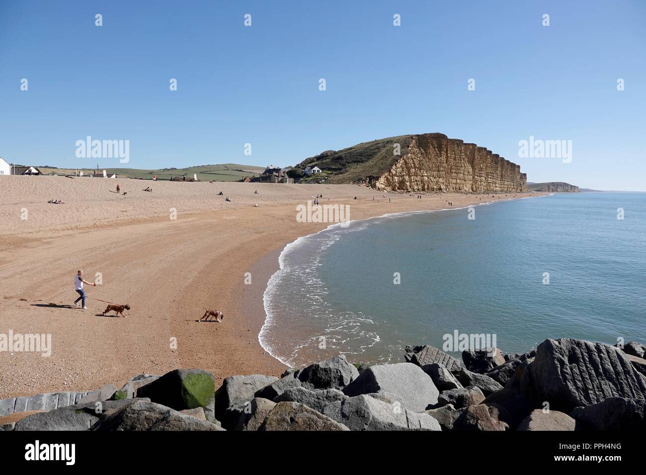 West Bay Beach, Dorset. 26. Sep 2018. UK Wetter: Menschen die Sonne am West Bay Beach genießen, Dorset, UK Credit: Finnbarr Webster/Alamy leben Nachrichten Stockfoto