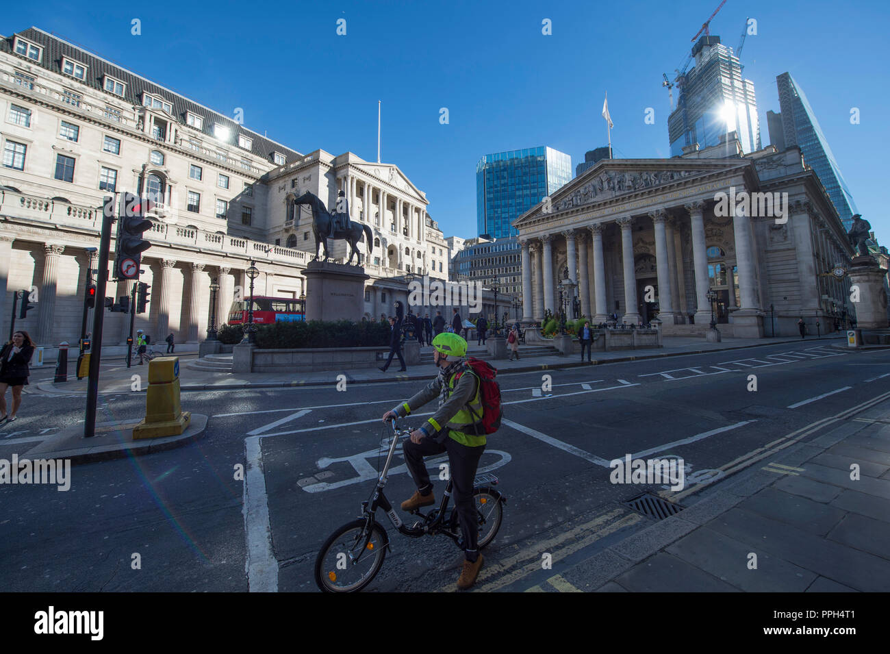 City of London, Großbritannien. 26. September 2018. Bank of England an einem Herbstmorgen mit blauem Himmel und starkem Sonnenlicht, das von einigen der höchsten Wolkenkratzer Großbritanniens in der Stadt reflektiert wird, wobei der trockene Zauber im Südosten bis zum Wochenende andauern wird. Quelle: Malcolm Park/Alamy Live News. Stockfoto