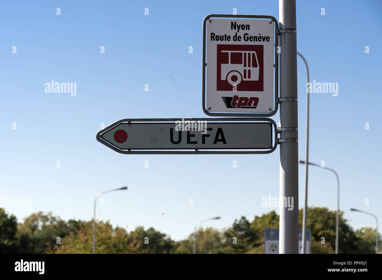 Nyon, Schweiz. 26 Sep, 2018. Ein Schild weist den Weg von der Bushaltestelle der Linie nach Genf, dem Sitz der Vereinigung Europäischer Fußballverbände (UEFA) am Genfer See. Die Entscheidung über den Gastgeber der kontinentale Turnier 2024 wird von den Mitgliedern des Exekutivkomitees der UEFA bei ihrem Treffen am 27.09. 2018. Die Fußball-Verbände aus Deutschland und der Türkei werden konkurrieren die 2024 Fußball-Europameisterschaft zu bewirten. Credit: Soeren Stache/dpa/Alamy leben Nachrichten Stockfoto