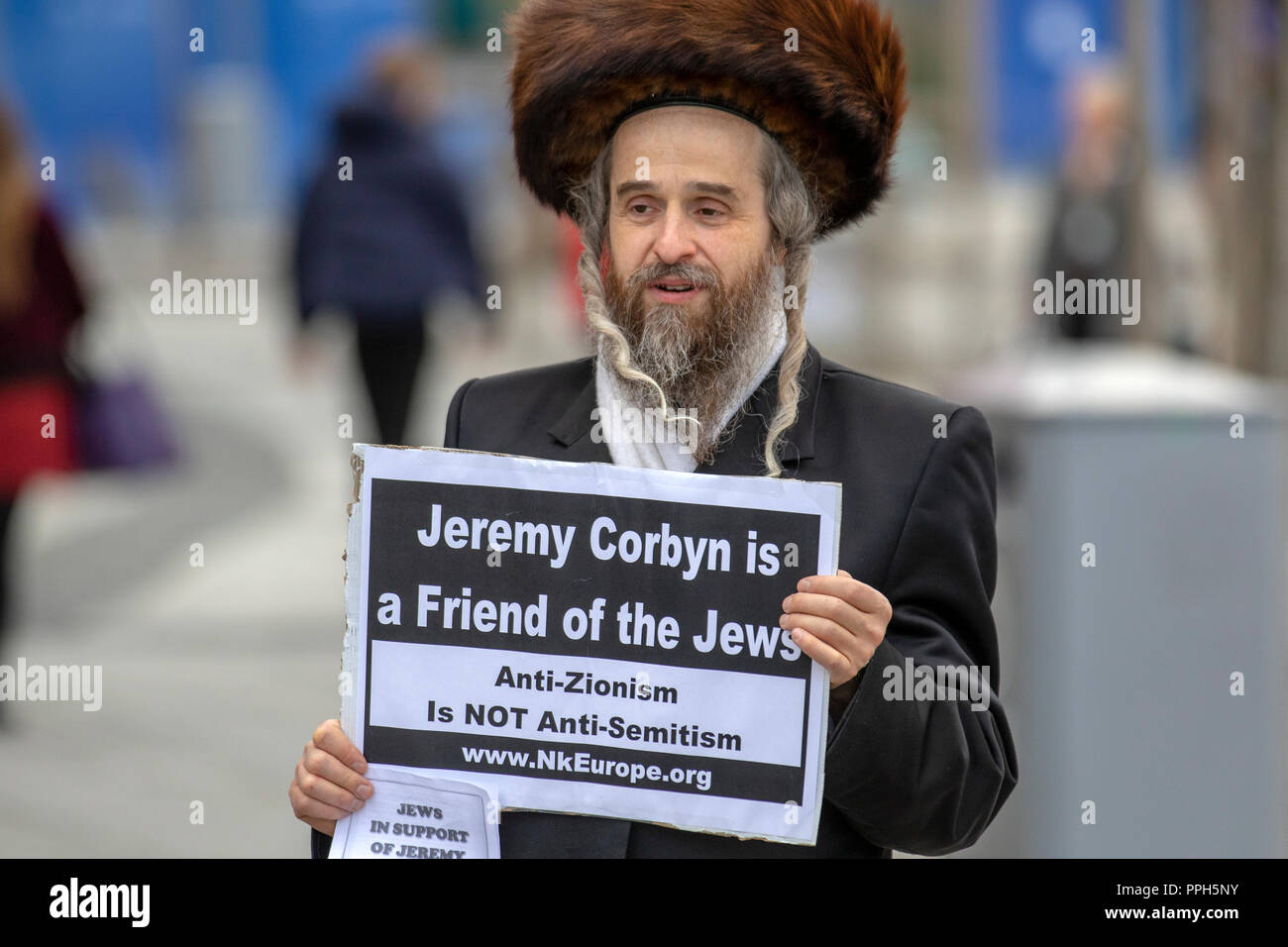 Liverpool, Merseyside, UK. 26. September 2018. Rabbi Beck (Juden gegen Zionismus) Labour Party Conference, als Unterstützer, Delegierte, Demonstranten, Leute zusammen an der Echo Arena, da die Stadt ihren jährlichen politischen Veranstaltung. Kredit; MediaWorldImages/AlamyLiveNews. Stockfoto