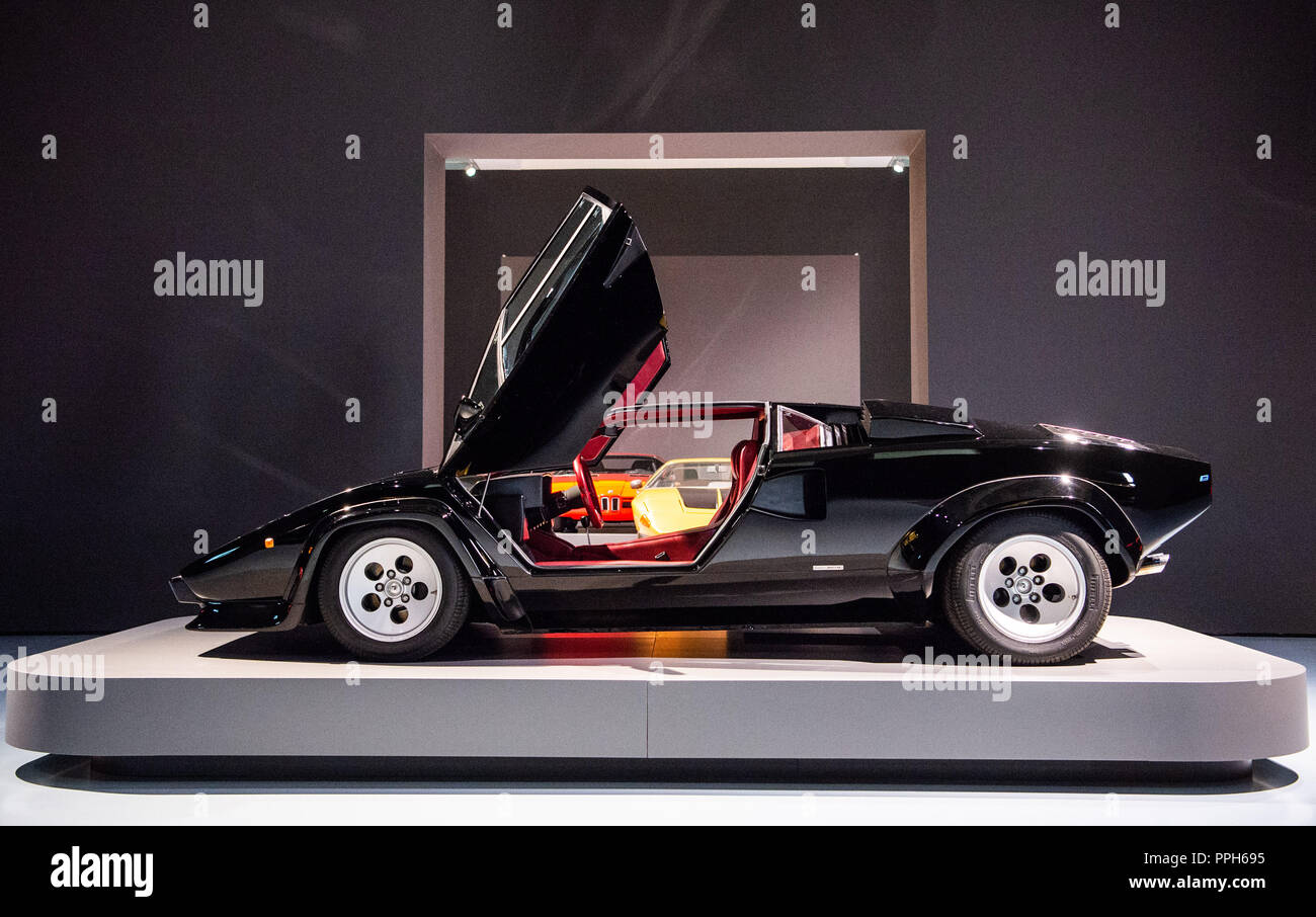 25. September 2018, Nordrhein-Westfalen, Düsseldorf: ein Lamborghini Countach 5000 QV ist in der Ausstellung "PS: Ich liebe Dich" im Museum Kunstpalast. In der Ausstellung über 30 Sportwagen der 1950er bis 1970er Jahren vom 27.09.2018 bis 10.02. 2019. Foto: Christophe Kirschtorte/dpa Stockfoto