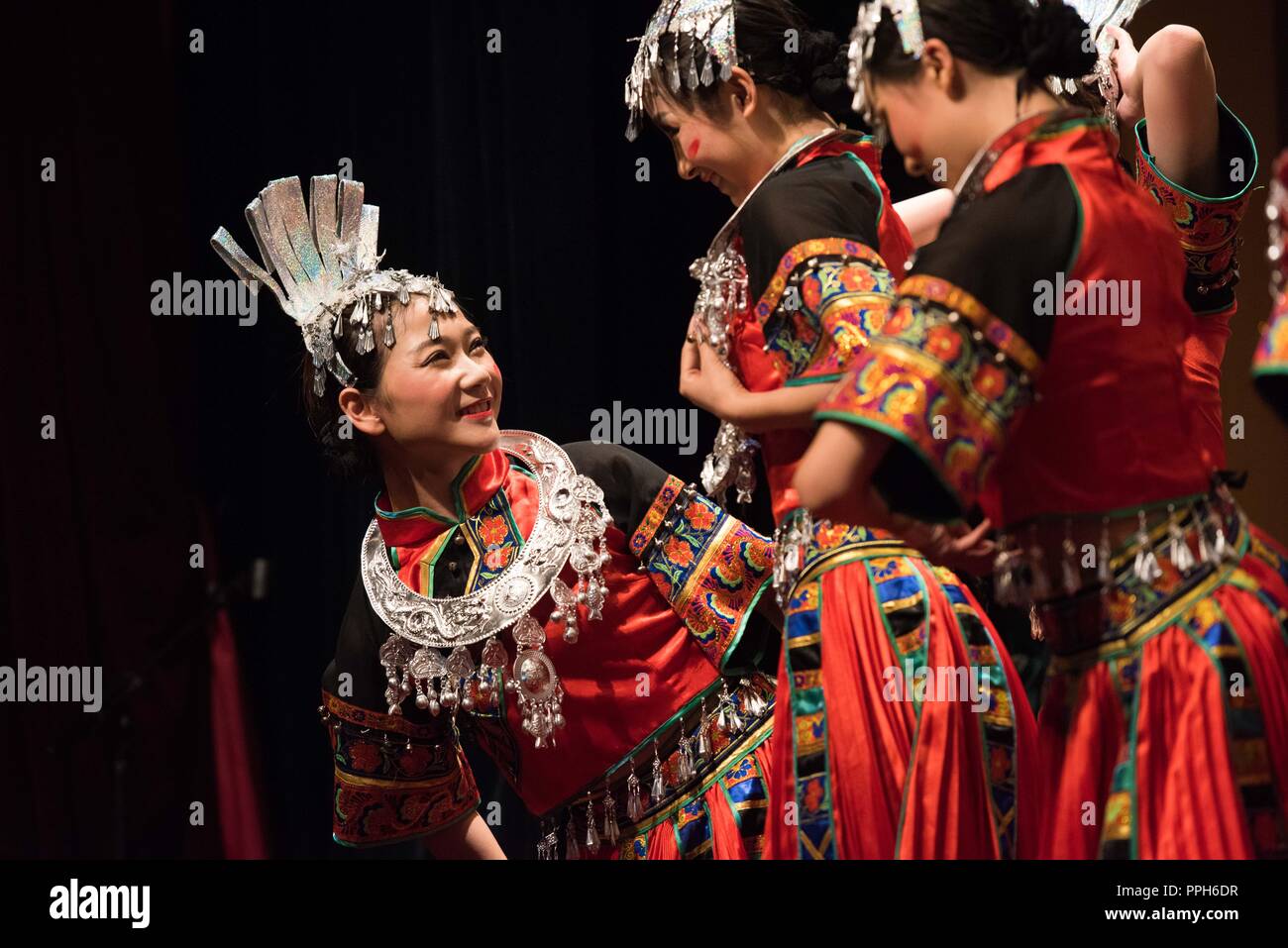 Kairo, Ägypten. 24 Sep, 2018. Künstlerinnen und Künstler aus der Provinz Yunnan Kunst und Kultur Troupe Tanz während das Mondfest Feier in Kairo, Ägypten, Sept. 24, 2018. Als der Mond voll am Montag wurde, chinesischen und ägyptischen Künstler feierte in diesem Jahr Mondfest in Kairo. Inmitten der freudigen Atmosphäre im chinesischen Kulturzentrum in der Hauptstadt, Dutzende von Chinesen und Ägypter markiert die Chinesische Festival mit Bands aus dem Südwesten Chinas Provinz Yunnan Durchführung künstlerischer und Folklore-shows. Credit: Meng Tao/Xinhua/Alamy leben Nachrichten Stockfoto