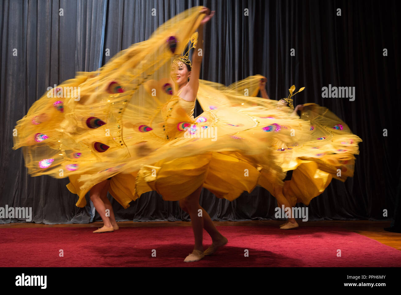 (180926) - Kairo, Sept. 26, 2018 (Xinhua) - Künstler aus der Provinz Yunnan Kunst und Kultur Troupe Tanz während das Mondfest Feier in Kairo, Ägypten, Sept. 24, 2018. Als der Mond voll am Montag wurde, chinesischen und ägyptischen Künstler feierte in diesem Jahr Mondfest in Kairo. Inmitten der freudigen Atmosphäre im chinesischen Kulturzentrum in der Hauptstadt, Dutzende von Chinesen und Ägypter markiert die Chinesische Festival mit Bands aus dem Südwesten Chinas Provinz Yunnan Durchführung künstlerischer und Folklore-shows. (Xinhua / Meng Tao) (Lrz) Stockfoto