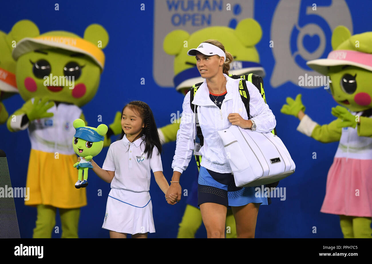 Wuhan, Hubei Provinz Chinas. 26 Sep, 2018. Caroline Wozniacki (R) von Dänemark gelangt das Gericht vor der Singles dritte Runde gegen Monica Puig de Puerto Rico in die 2018 WTA Wuhan Open Tennis Turnier in Wuhan, Zentralchina Provinz Hubei, Sept. 26, 2018. Monica Puig gewann 2-0. Credit: Lin Yiguang/Xinhua/Alamy leben Nachrichten Stockfoto