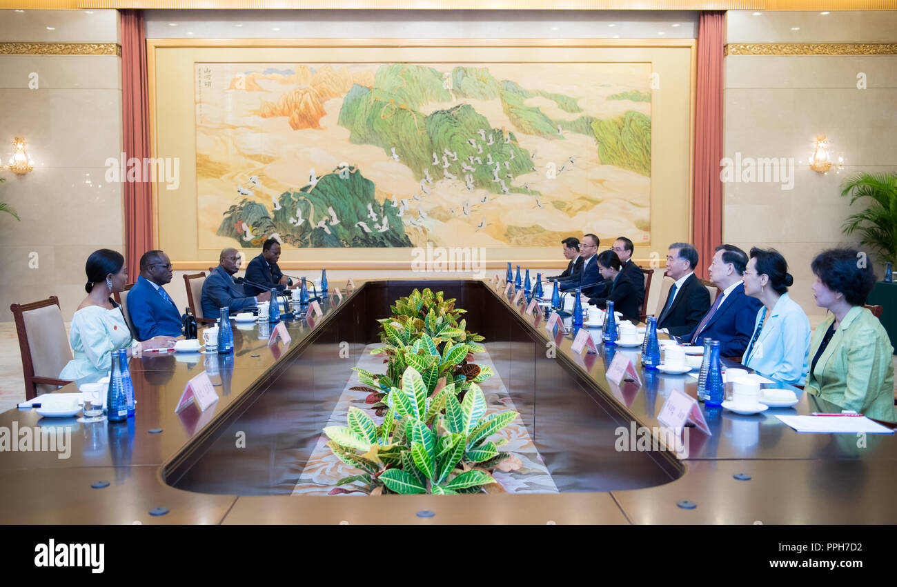 Peking, China. 26 Sep, 2018. Wang Yang, der Vorsitzende des Nationalen Ausschusses der Chinese People's Political Consultative Conference (Cppcc), trifft sich mit mokolo Wa Mpombo, der Demokratischen Republik Kongo erster stellvertretender Sprecher des Senats, in Peking, der Hauptstadt von China, Sept. 26, 2018. Credit: zhai Jianlan/Xinhua/Alamy leben Nachrichten Stockfoto