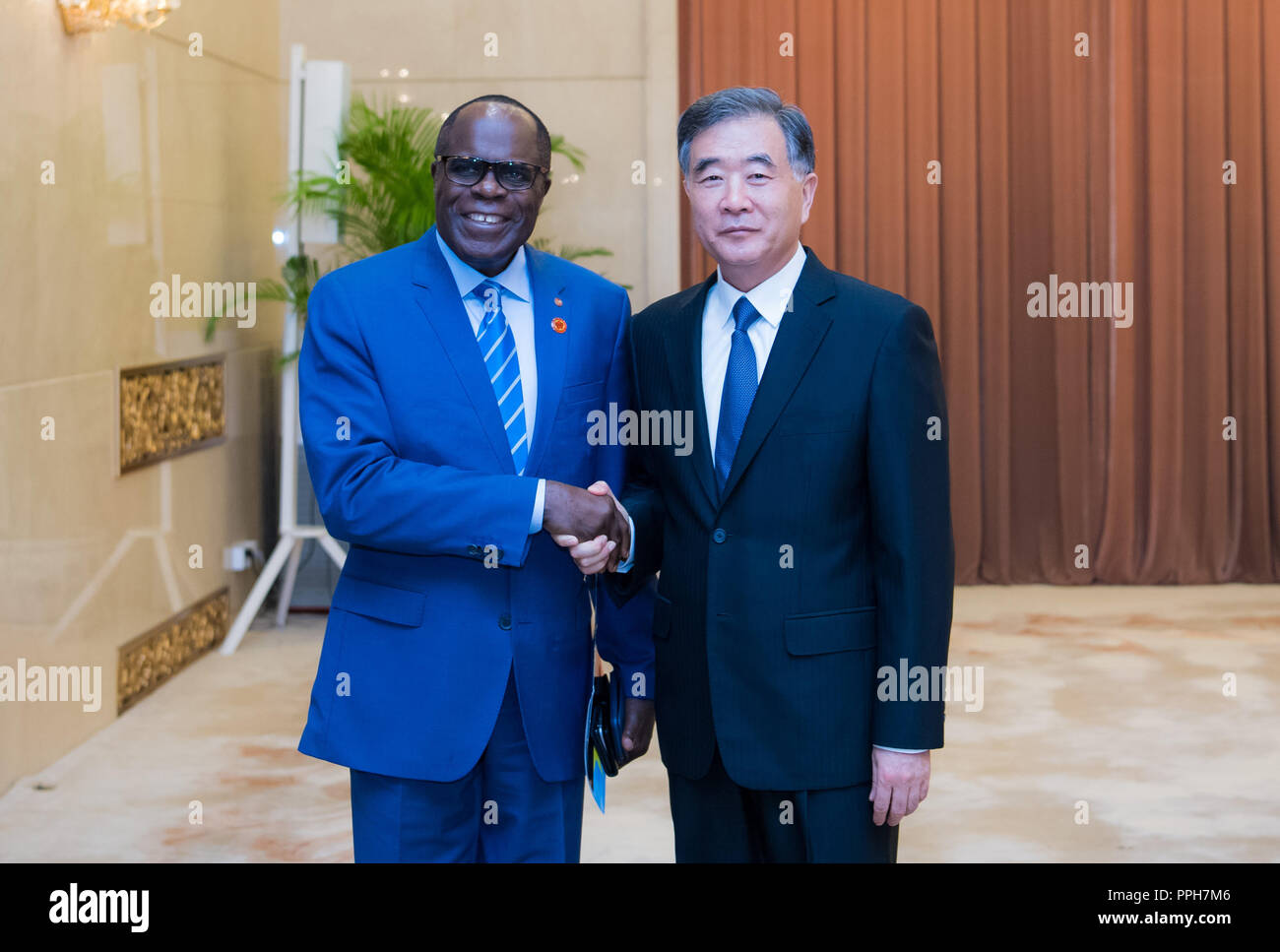 Peking, China. 26 Sep, 2018. Wang Yang (R), Vorsitzender des Nationalen Ausschusses der Chinese People's Political Consultative Conference (Cppcc), trifft sich mit mokolo Wa Mpombo, der Demokratischen Republik Kongo erster stellvertretender Sprecher des Senats, in Peking, der Hauptstadt von China, Sept. 26, 2018. Credit: zhai Jianlan/Xinhua/Alamy leben Nachrichten Stockfoto