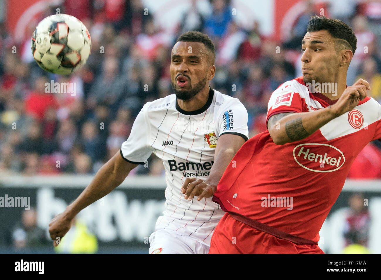 26. September 2018, Nordrhein-Westfalen, Düsseldorf: Fußball: Bundesliga, Fortuna Düsseldorf, Bayer Leverkusen, 5. Spieltag in der Merkur Arena. Die Düsseldorfer Kaan Ayhan (R) und der Leverkusener Isaac Kiese Thelin kämpfen um den Ball. (EMBARGO BEDINGUNGEN - ACHTUNG: Der DFB verbietet die Nutzung und Veröffentlichung der sequenziellen Bilder auf das Internet und andere Onlinemedien während des Spiels (einschließlich der halben Zeit). Achtung: SPERRFRIST! Der DFB erlaubt die weitere Nutzung und Veröffentlichung der Bilder für mobile Dienste (insbesondere MMS) und für DVB-H und DMB erst nach Ende der Stockfoto