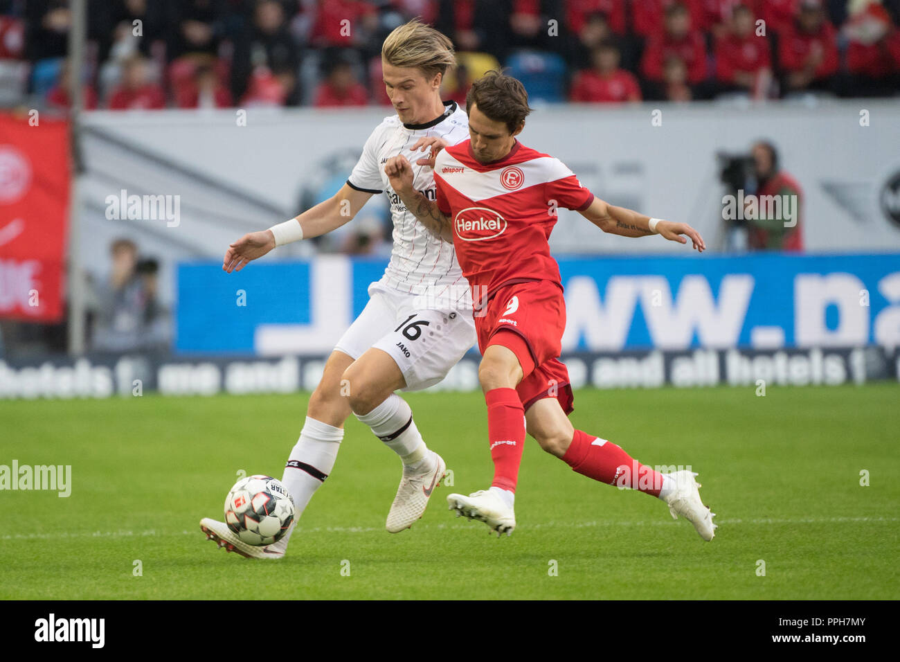 26. September 2018, Nordrhein-Westfalen, Düsseldorf: Fußball: Bundesliga, Fortuna Düsseldorf, Bayer Leverkusen, 5. Spieltag in der Merkur Arena. Die Düsseldorfer Benito Raman (R) und Leverkusens Zinn Jedvaj (L) kämpfen um den Ball. (EMBARGO BEDINGUNGEN - ACHTUNG: Der DFB verbietet die Nutzung und Veröffentlichung der sequenziellen Bilder auf das Internet und andere Onlinemedien während des Spiels (einschließlich der halben Zeit). Achtung: SPERRFRIST! Der DFB erlaubt die weitere Nutzung und Veröffentlichung der Bilder für mobile Dienste (insbesondere MMS) und für DVB-H und DMB erst nach Ende der Th Stockfoto