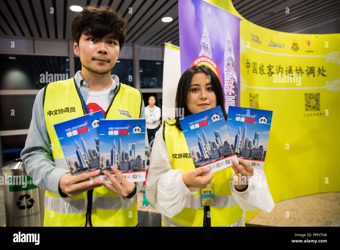 Sepang, Malaysia. 26 Sep, 2018. Freiwillige für chinesische Reisende zeigen die Ratgeber für den konsularischen Schutz und Hilfe für chinesische Reisende in Malaysia durch die chinesische Botschaft, auf einer Zeremonie im Internationalen Flughafen Kuala Lumpur in Sepang, Malaysia, Sept. 26, 2018. Malaysia wird mehr Hilfe für Touristen aus China stellen ihre Erfahrung in dem Land zu verbessern, ein älterer Malaysischen offizielle sagte Mittwoch, da viele chinesische Touristen auf Reisen in Übersee sind während der bevorstehenden Nationalen Feiertag. Credit: Zhu Wei/Xinhua/Alamy leben Nachrichten Stockfoto