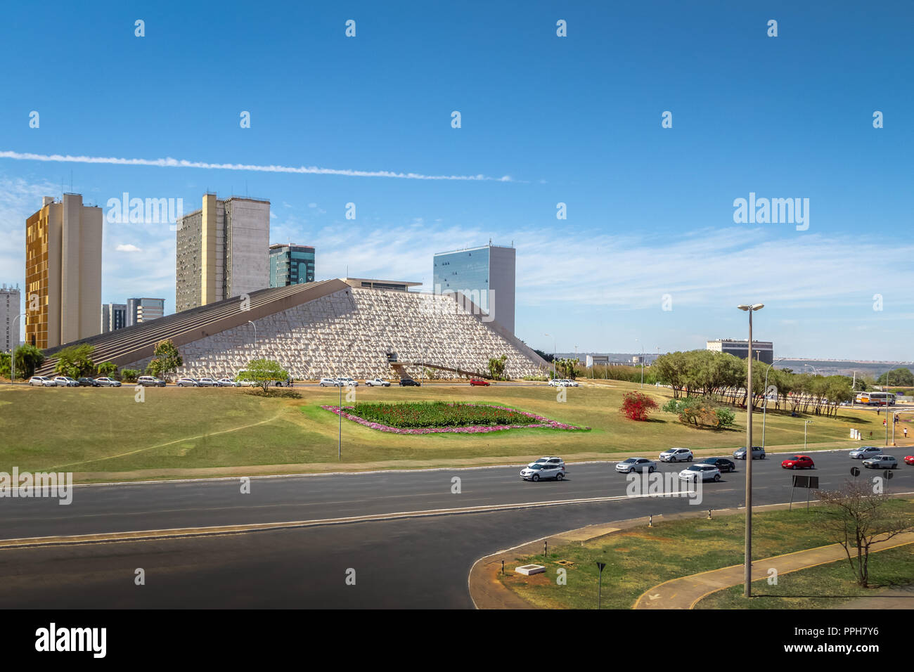 Monumentale Achse mit Blick auf die Avenue - Brasilia, Distrito Federal, Brasilien Stockfoto