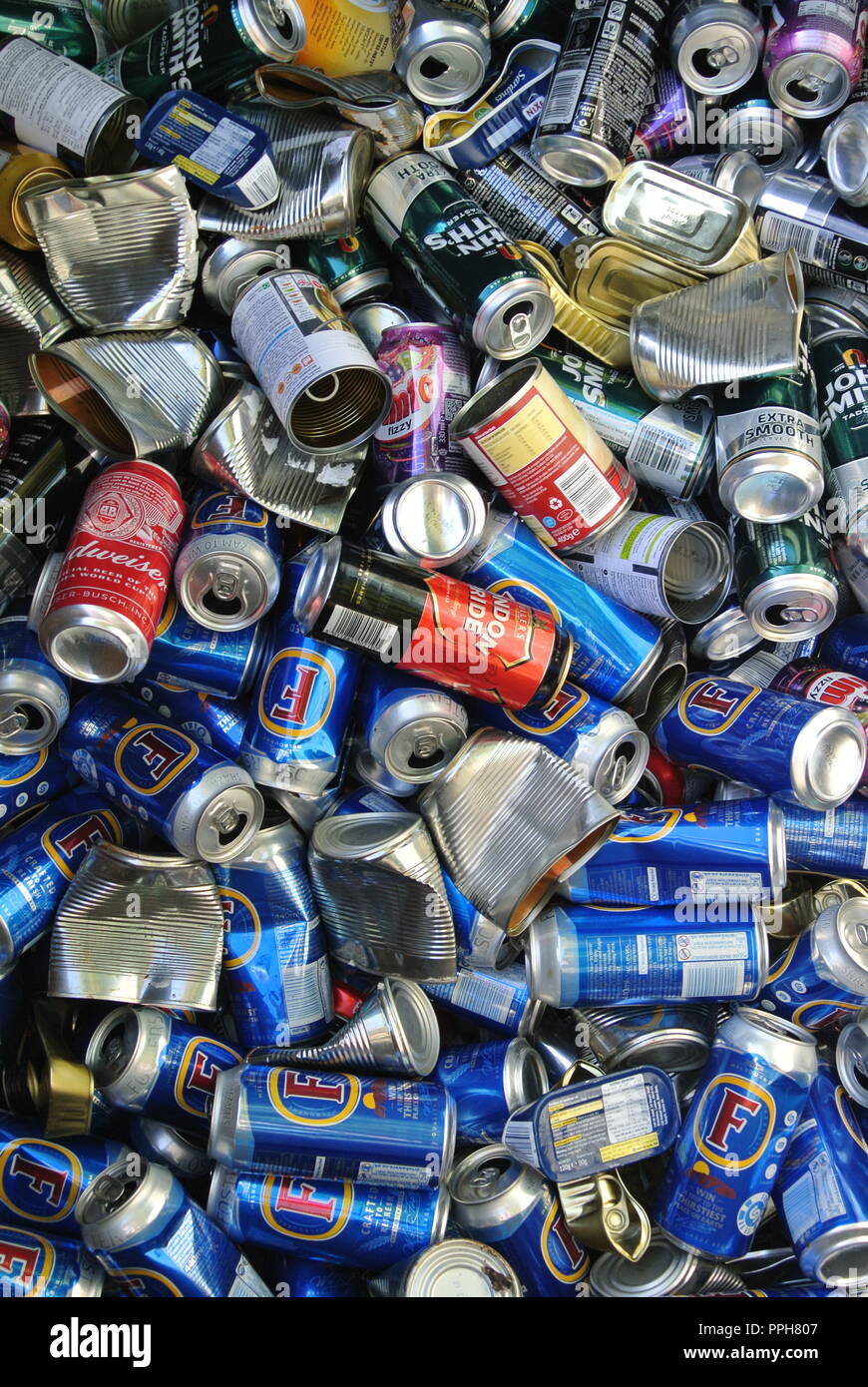 Leere Dosen aus Aluminium und Stahl für das Recycling in England bereit Stockfotografie